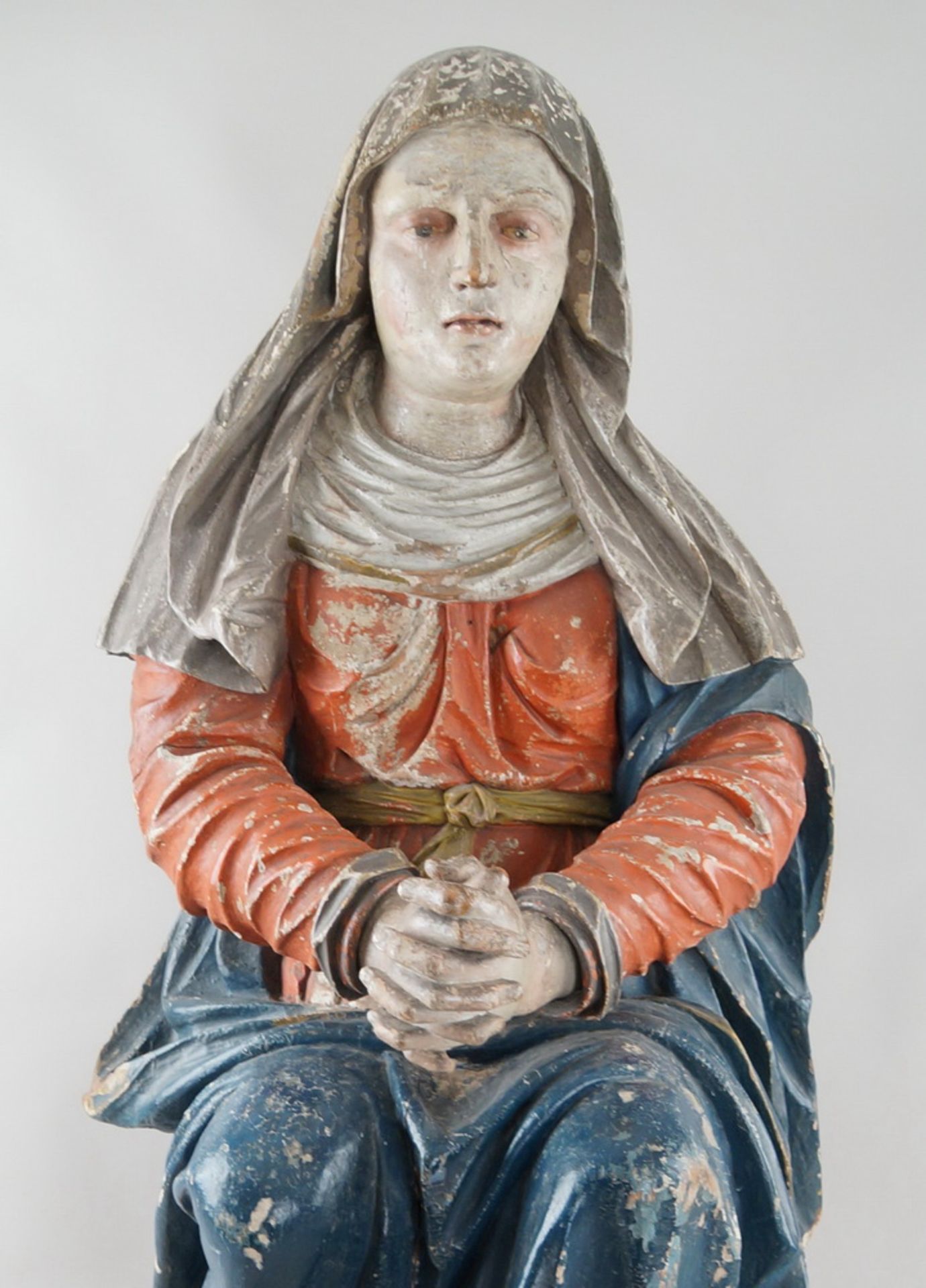 Sitzende Madonna mit betenden Händen und andächtigem Blick, 17. JH, Holz geschnitzt undgefasst, - Bild 4 aus 21
