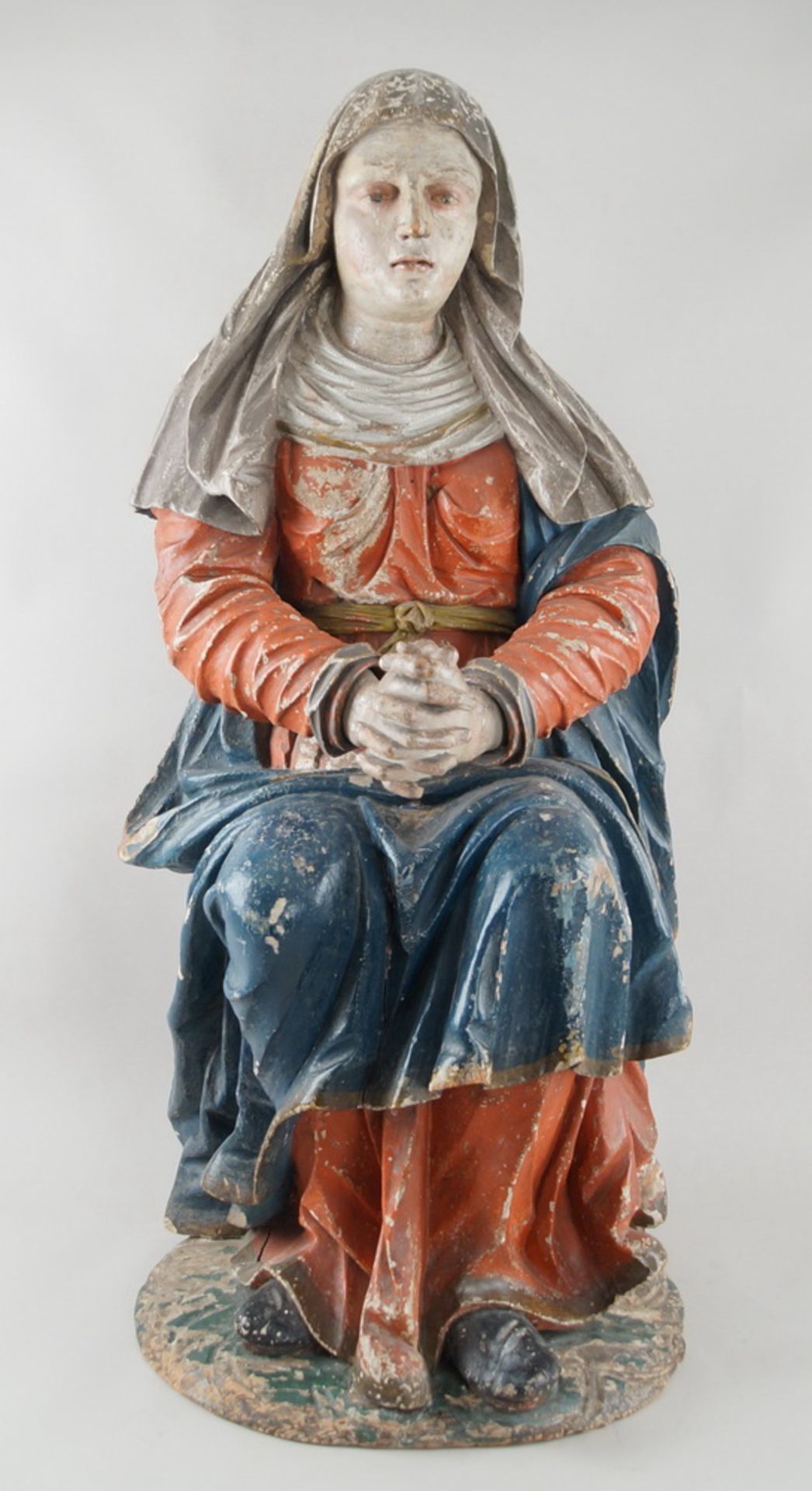 Sitzende Madonna mit betenden Händen und andächtigem Blick, 17. JH, Holz geschnitzt undgefasst,