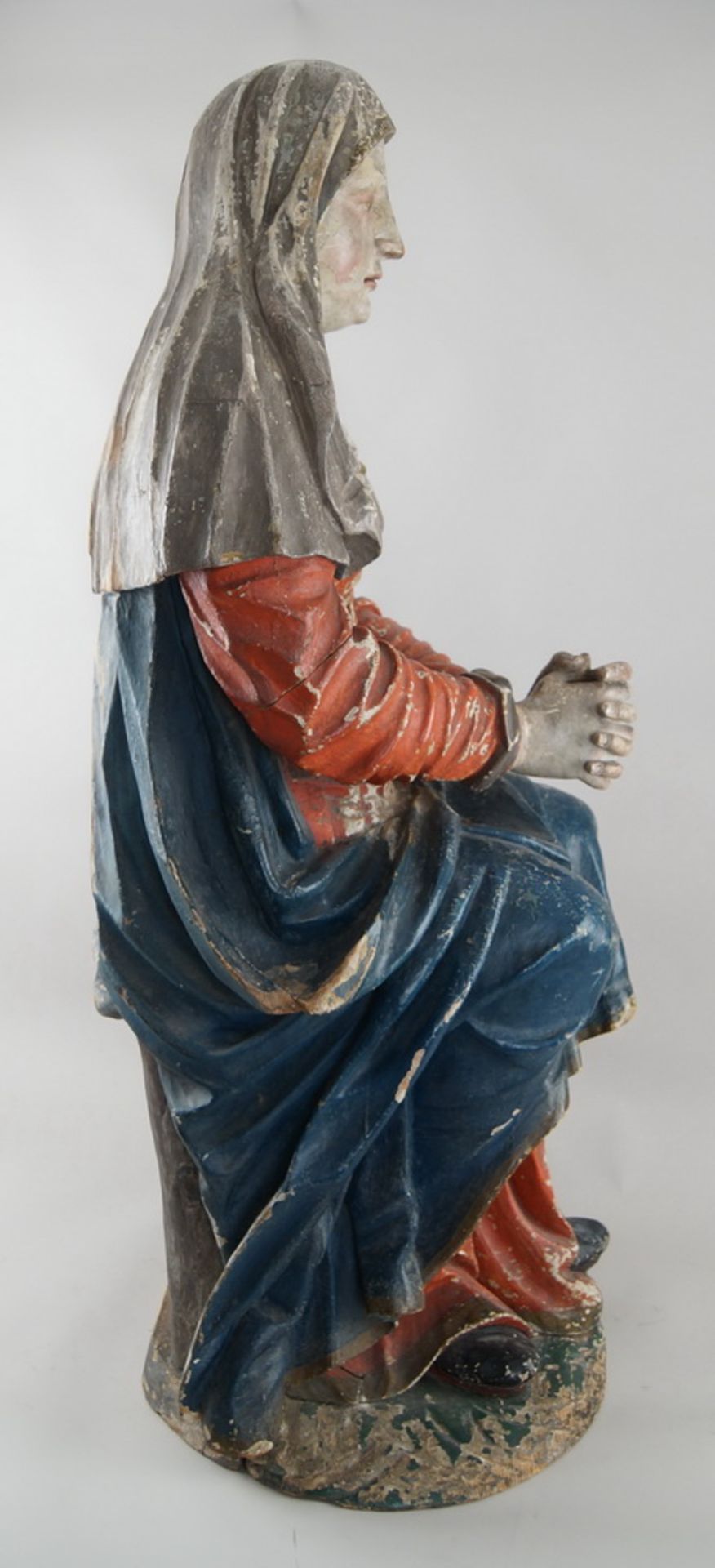 Sitzende Madonna mit betenden Händen und andächtigem Blick, 17. JH, Holz geschnitzt undgefasst, - Bild 19 aus 21