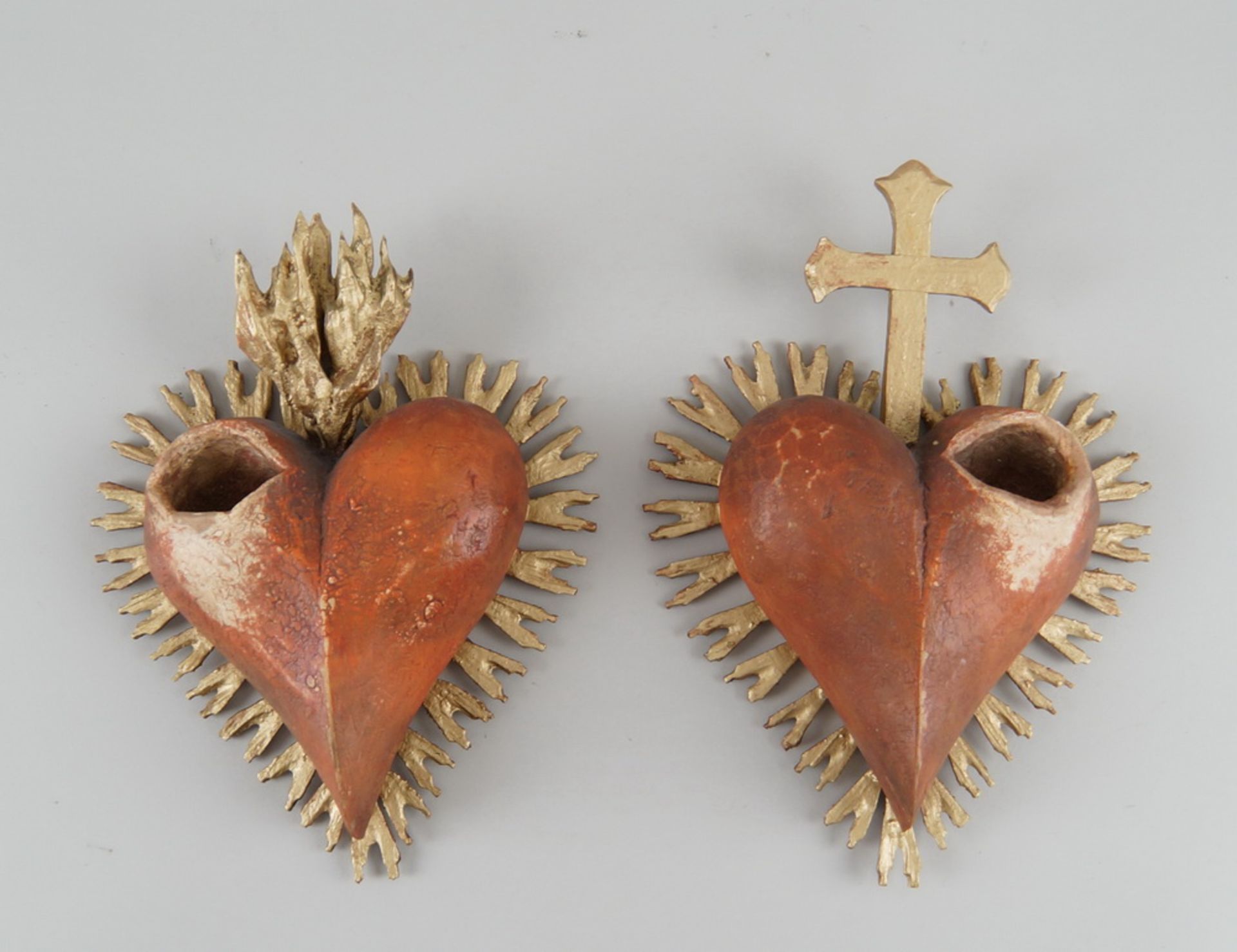 Herz Jesus und Herz Maria, Holz geschnitzt und gefasst, vergoldet, je ca. 26x19cm