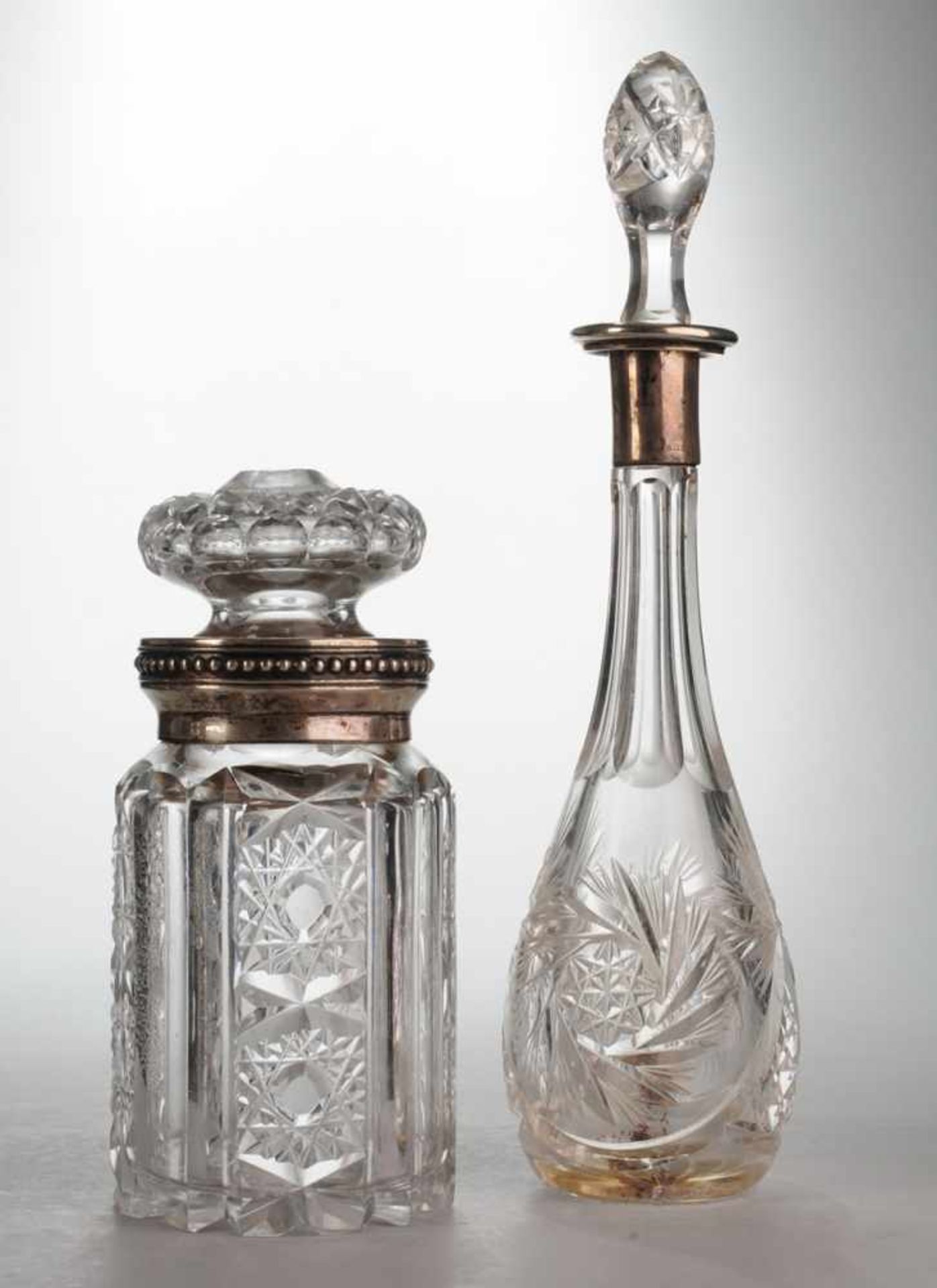 Zwei Kristallflaschen mit Silbermontur