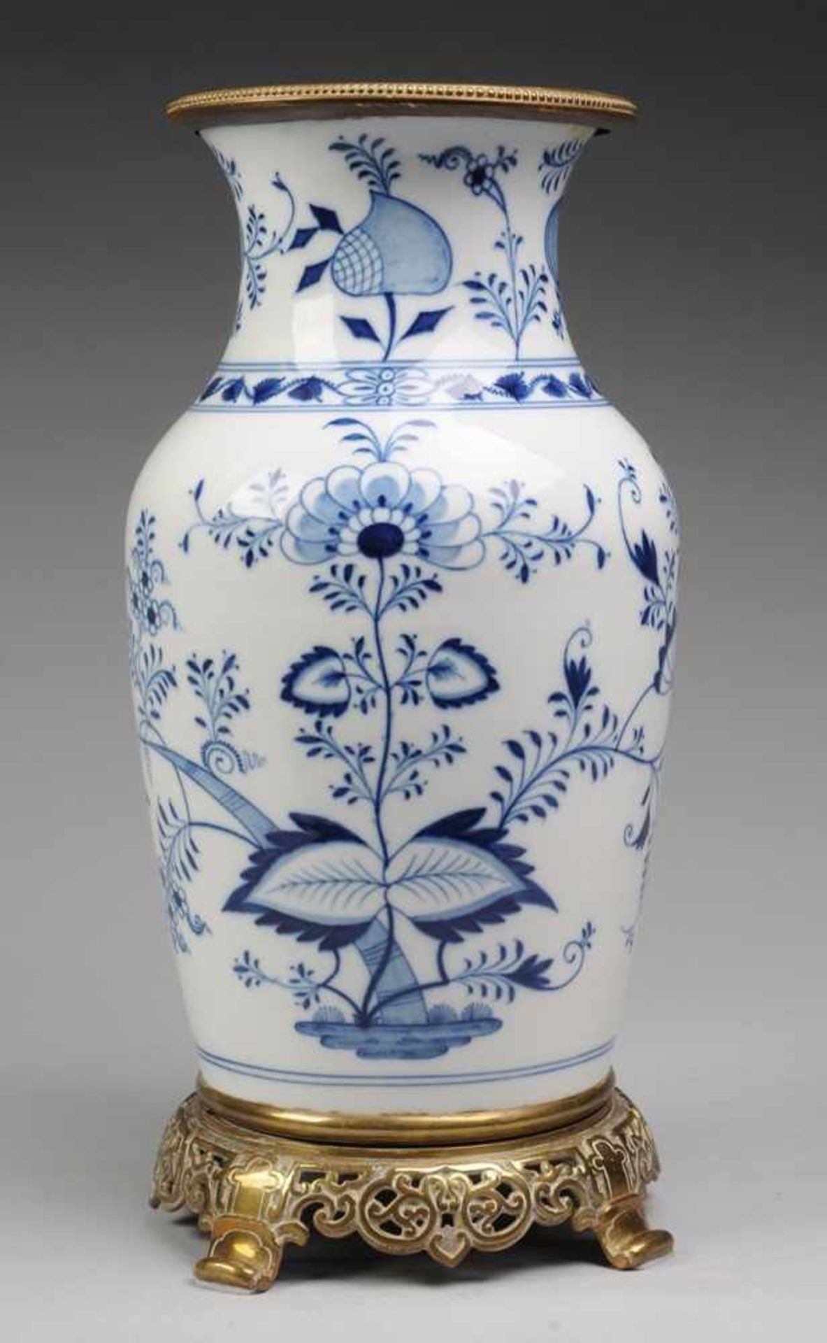 "Zwiebelmuster"-Vase mit Messingmontur