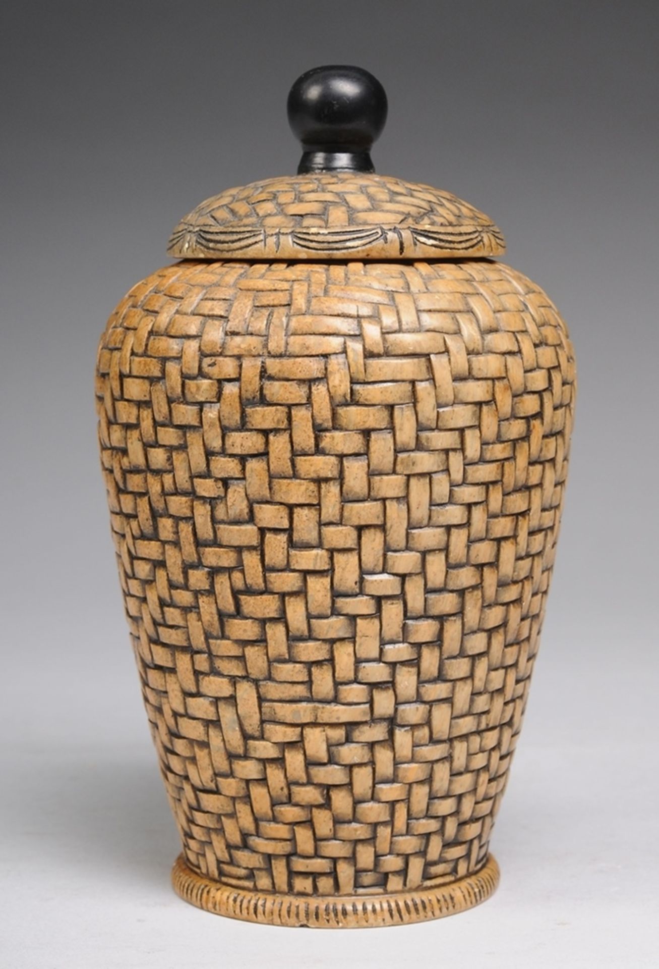Deckelgefäß in Form eines Bambuskorbes