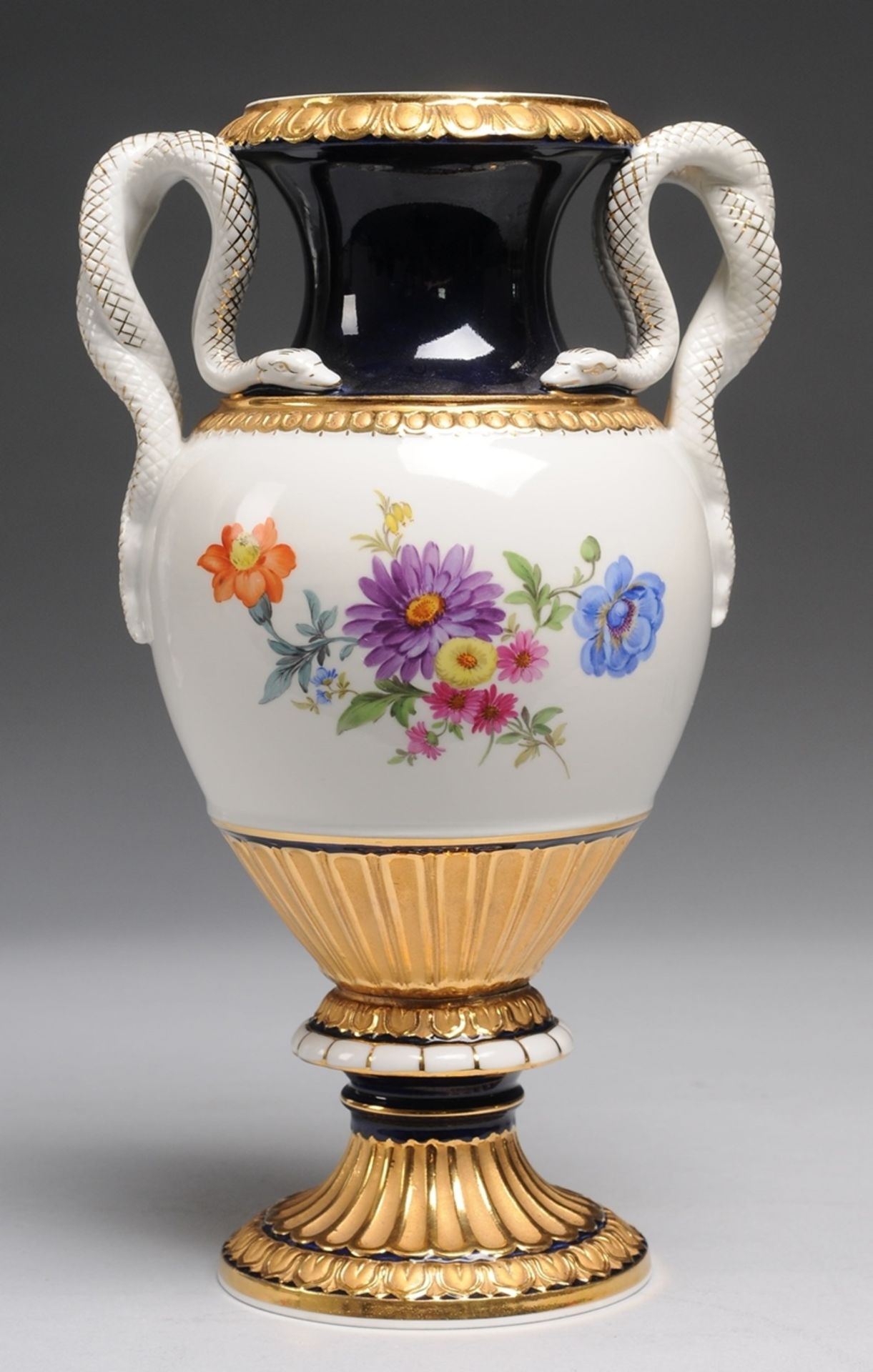 Schlangenhenkelvase mit Blumenmalerei und reicher Goldstaffage