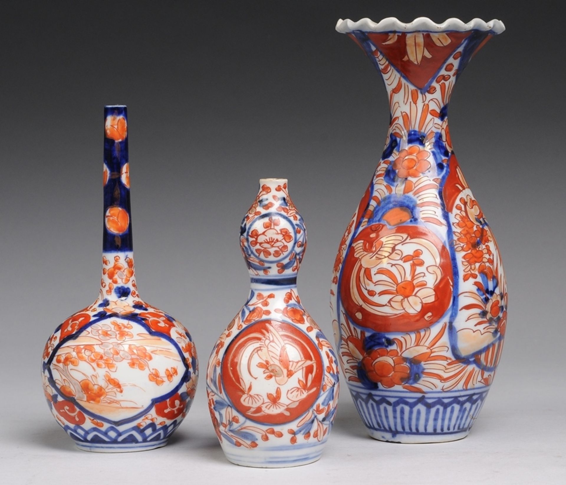 Drei Imari-Vasen