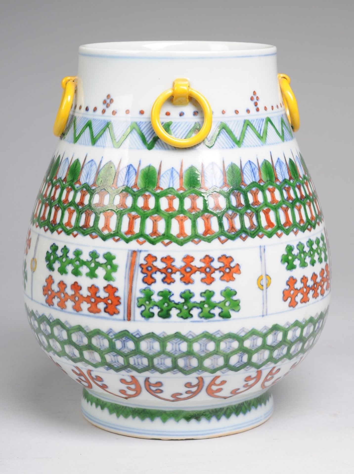 Doucai-Vase mit geometrischem Dekor
