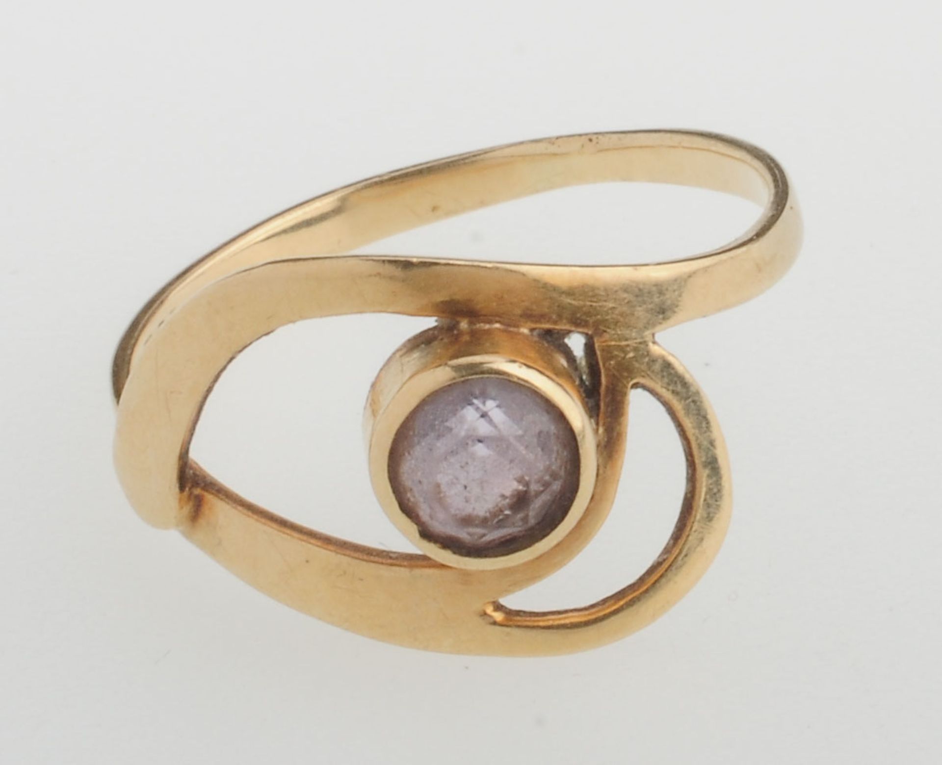 Ring mit violettem Stein