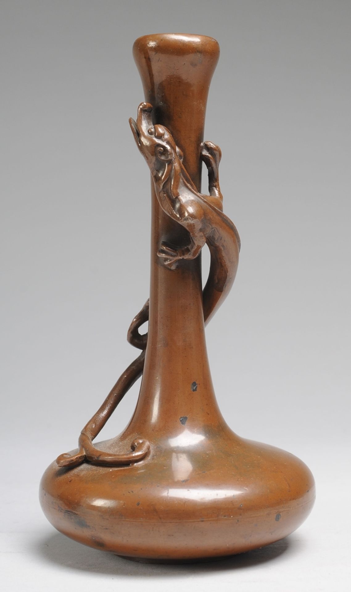 Vase mit aufgelegtem Drachen