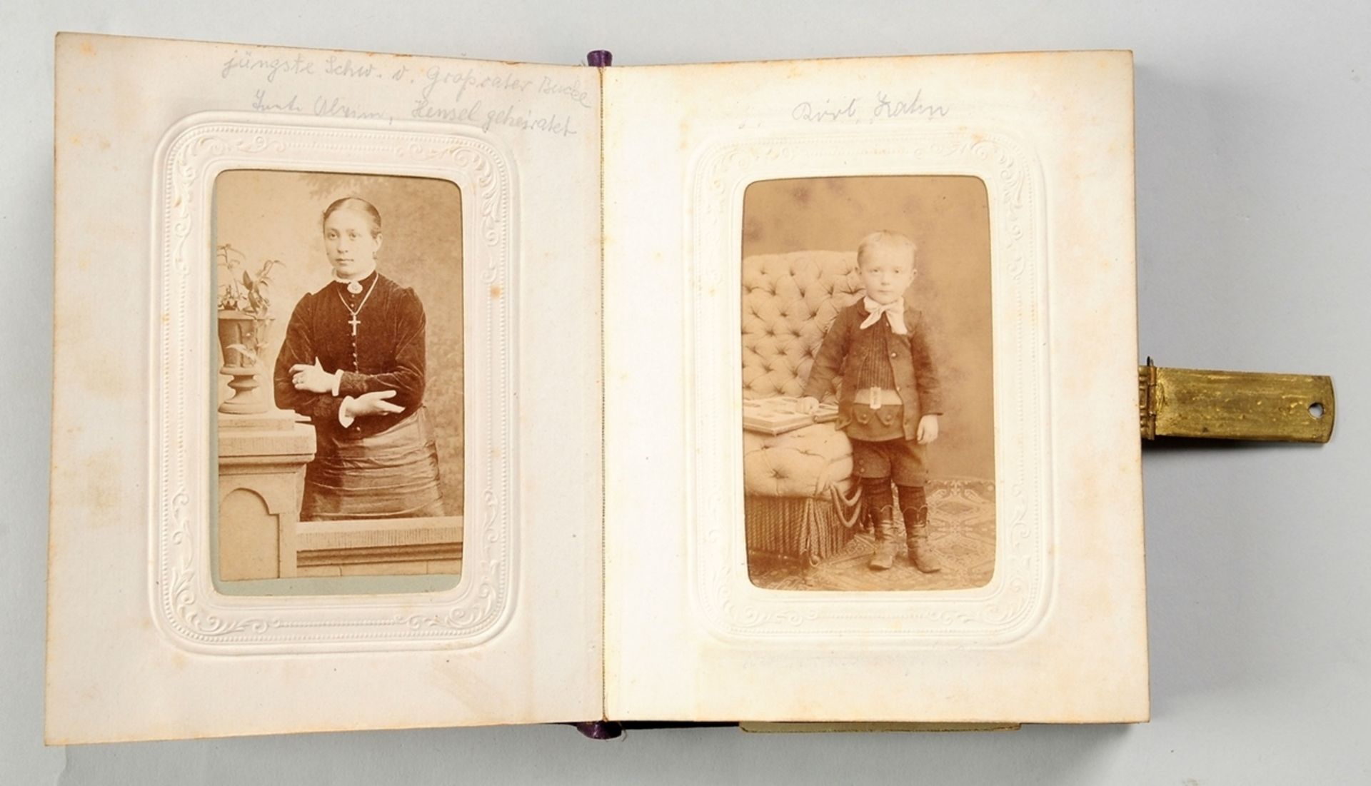 Fotoalbum mit historischen Porträtfotografien