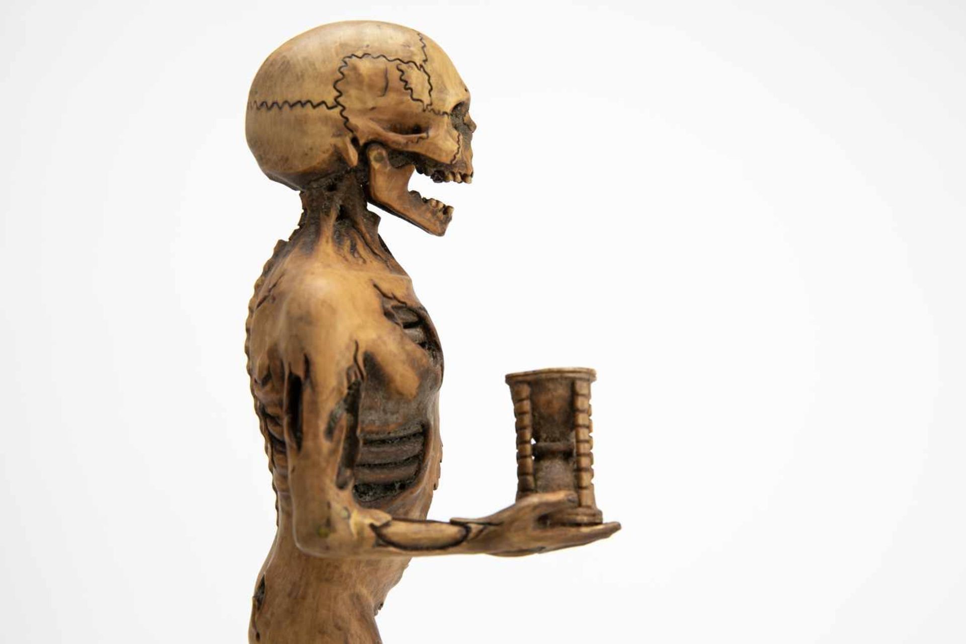 Wood carving of a small death figure with an hourglass - Bild 11 aus 17