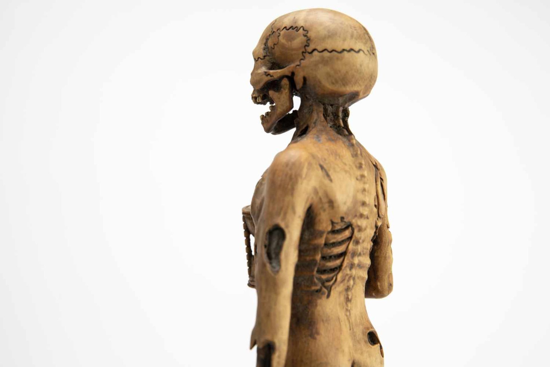 Wood carving of a small death figure with an hourglass - Bild 14 aus 17