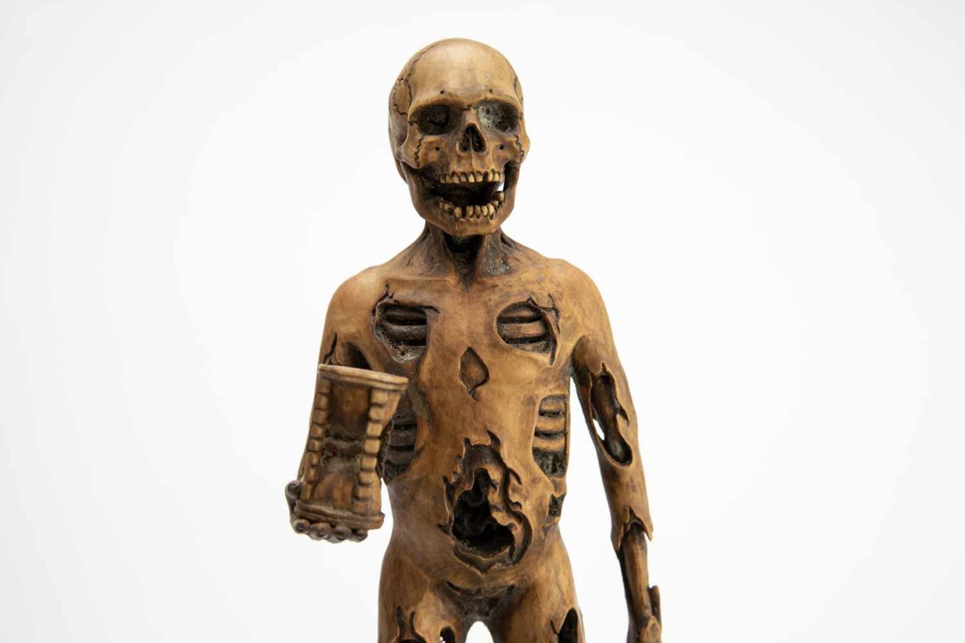 Wood carving of a small death figure with an hourglass - Bild 9 aus 17