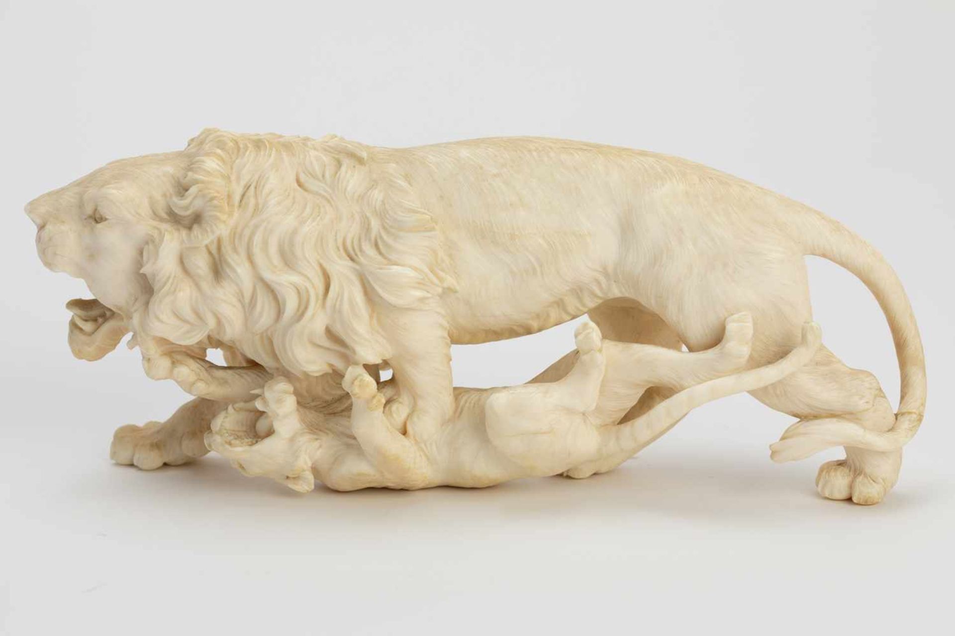 Pair of finely carved ivory lions - Bild 5 aus 8