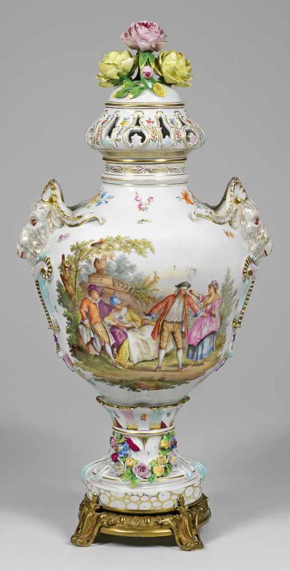 Große Potpourri-Vase mit Watteaudekor<