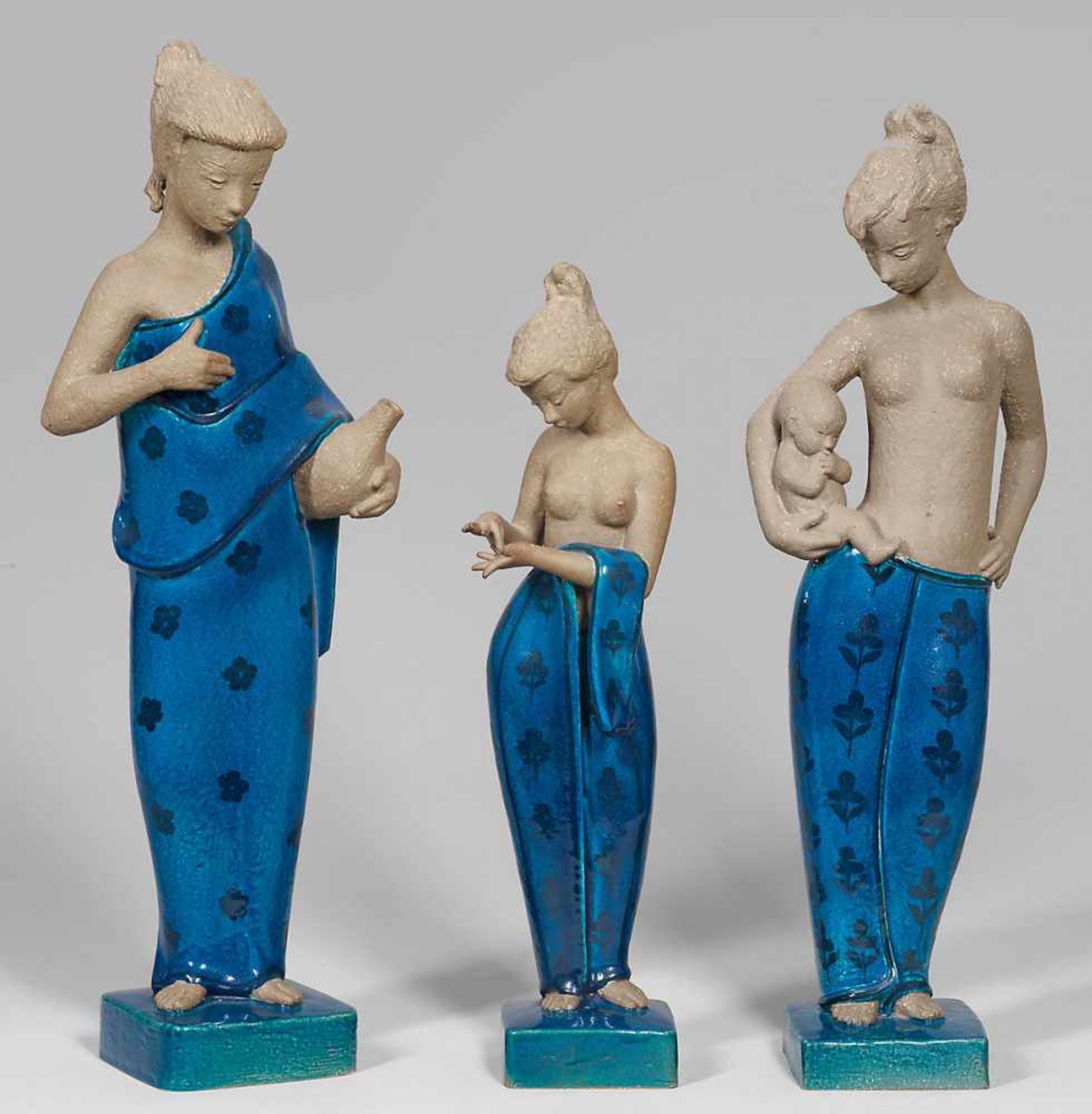 Drei große weibliche Statuetten<