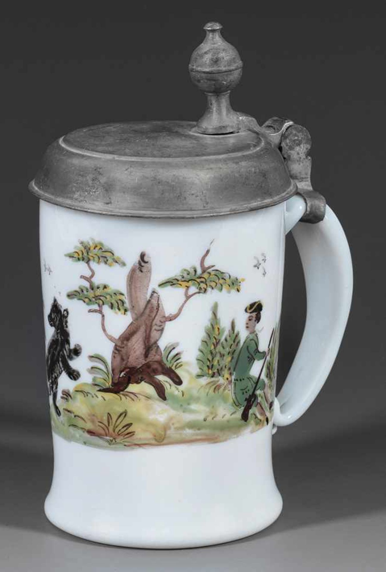 Seltener kleiner Milchglas-Humpen mit BärenjagdWalzenkrugform. Dekor in polychromer Emailmalerei.