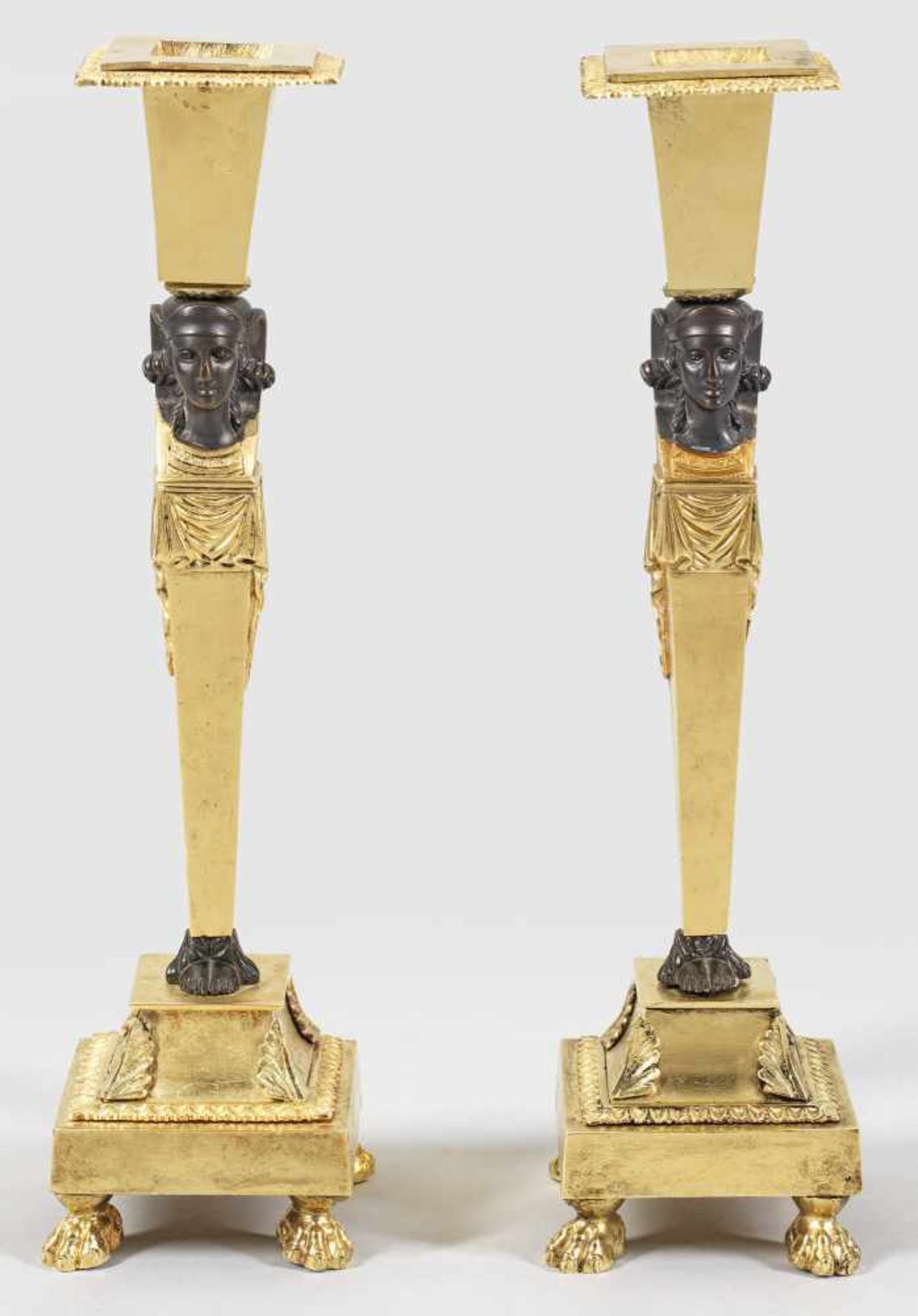 Paar Empire-Figurenleuchter1-flg.; Bronze, vergoldet bzw. teilw. dunkel patiniert. Konisch