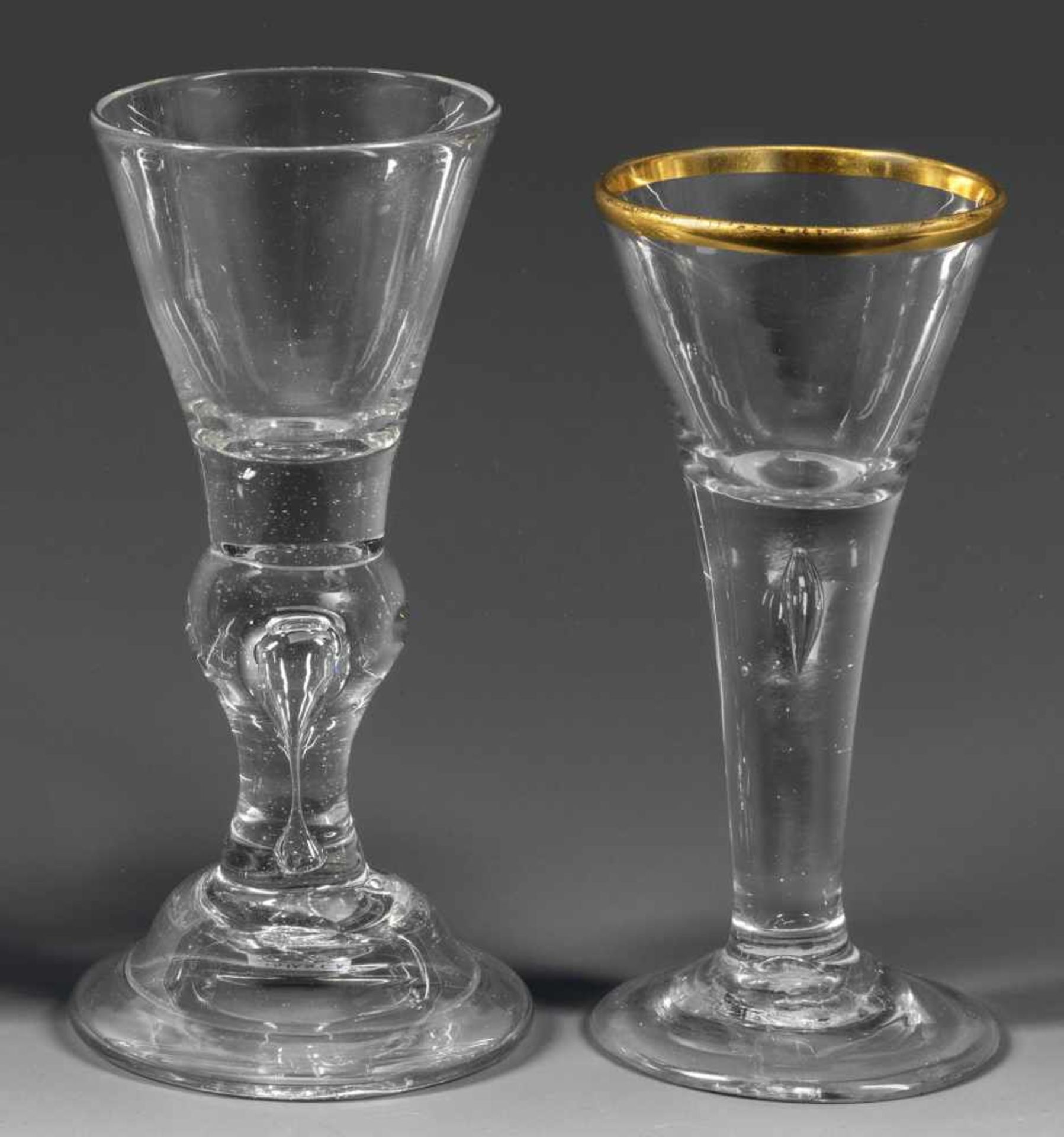 Zwei Lauensteiner PokaleFarbloses Glas. Ein Pokal in Spitzkelchform mit eingestochener Luftblase