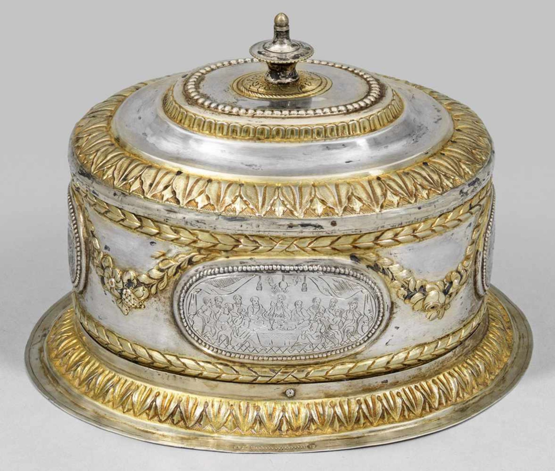 Baltische Empire-OblatendoseSilber, teilvergoldet. Von einem Blattfries gerahmter, ausgestellter