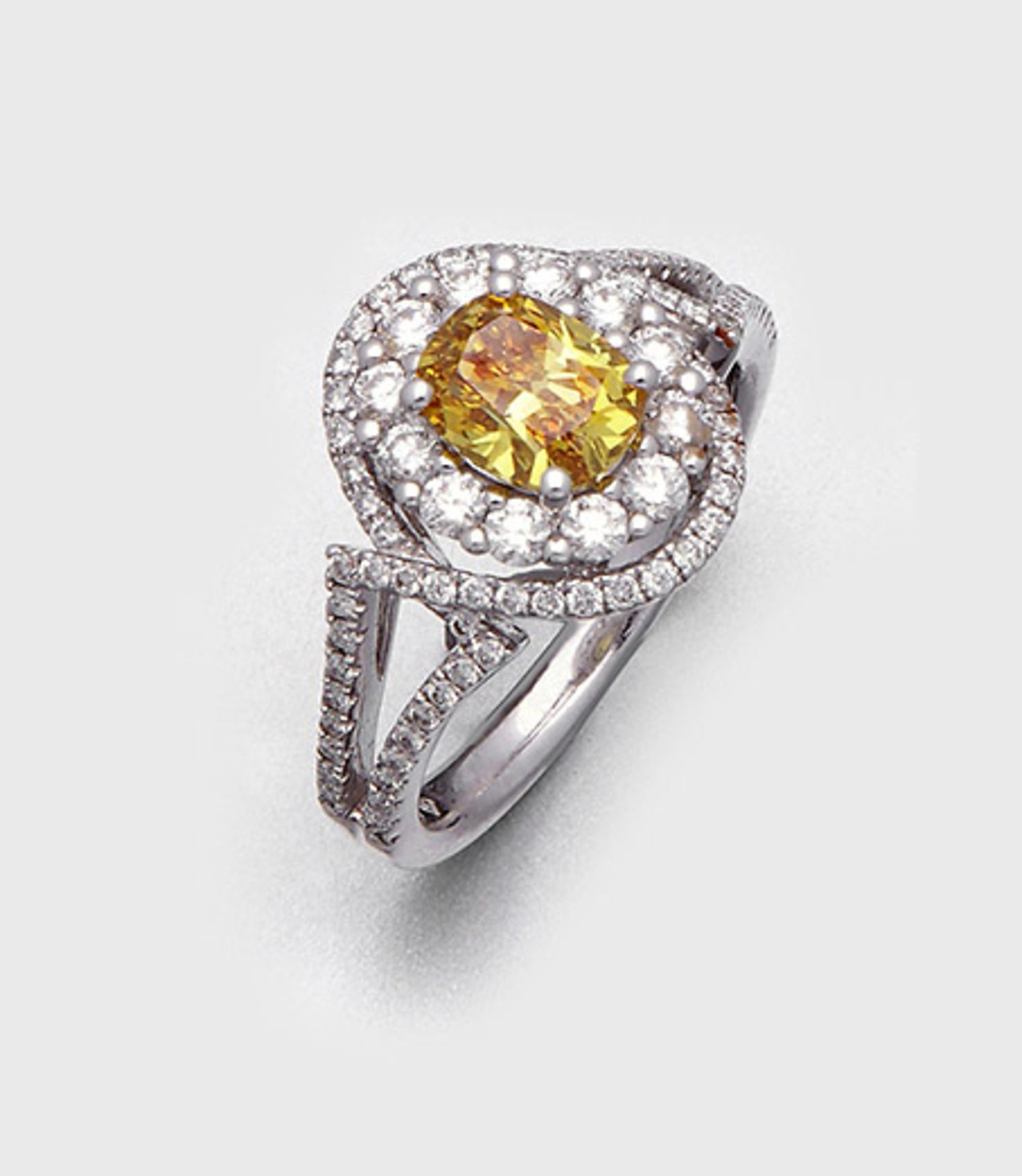 Fancy-Vivid-Yellow-DiamantringWeißgold, gest. 18 ct.; Zentral besetzt mit einem Fancy-Vivid-Yellow-