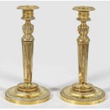 Paar Empire-Leuchter1-flg.; Bronze, vergoldet. Sich konisch weitender, gekanteter Schaft aus