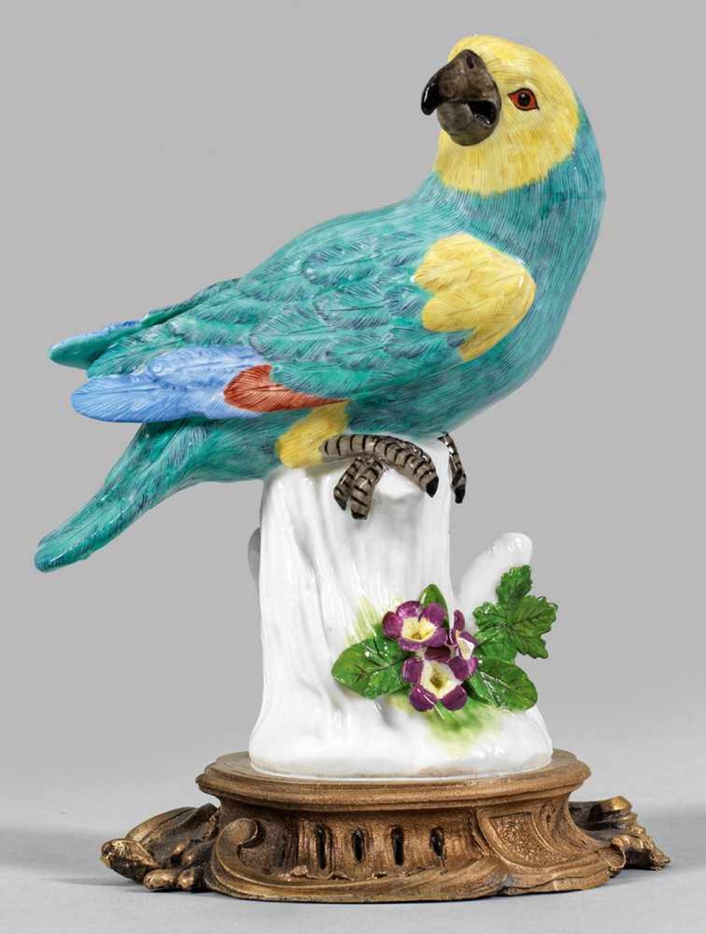 Papageiauf Bronzesockel aus reliefplastischen Muschel- und Blattrocaillen. Auf hohem, mit
