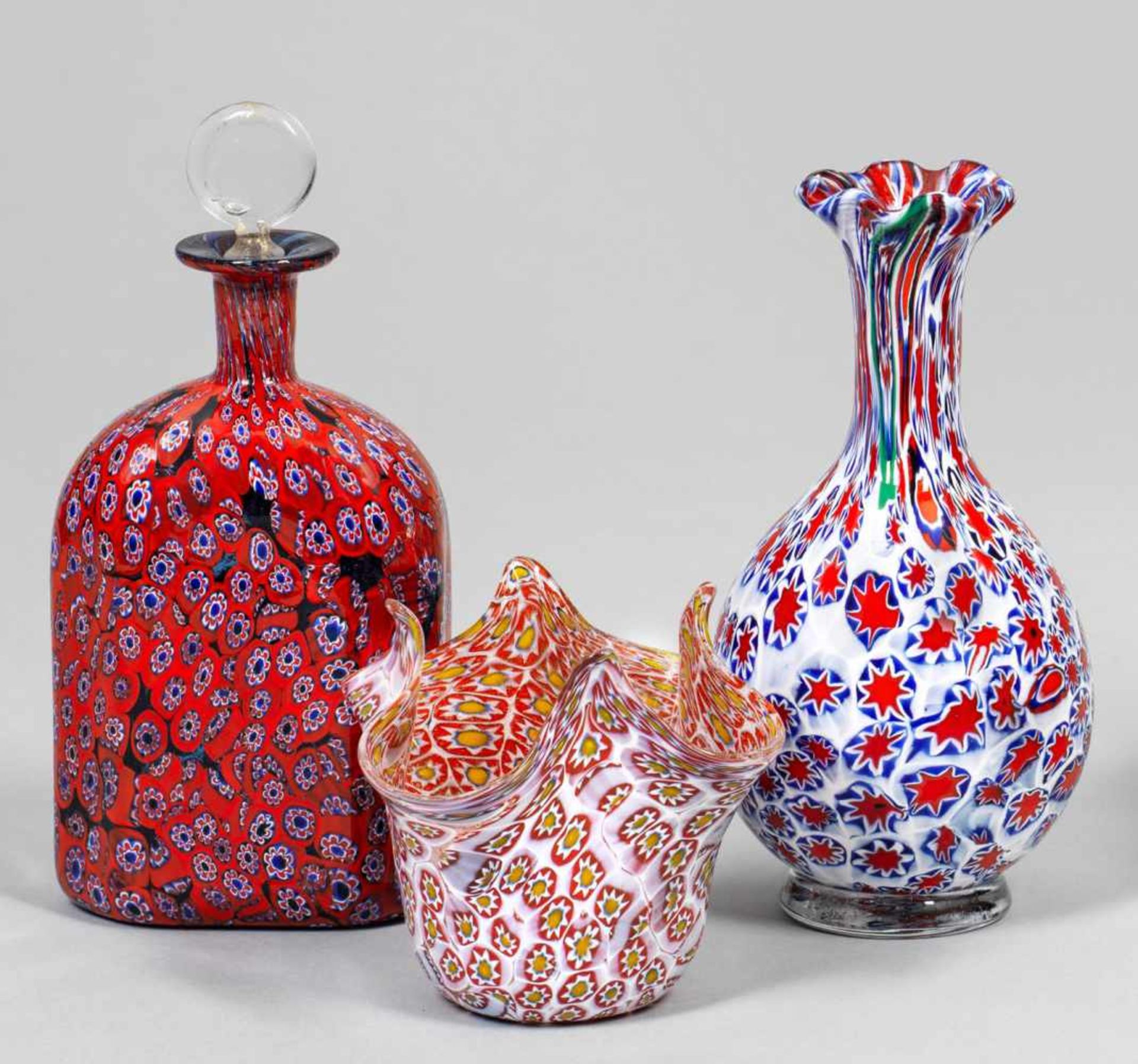Drei Millefiori-Glasobjekte"Fazzoletto"-Vase in Taschentuchform, Karaffe mit Stöpsel und Baluster-