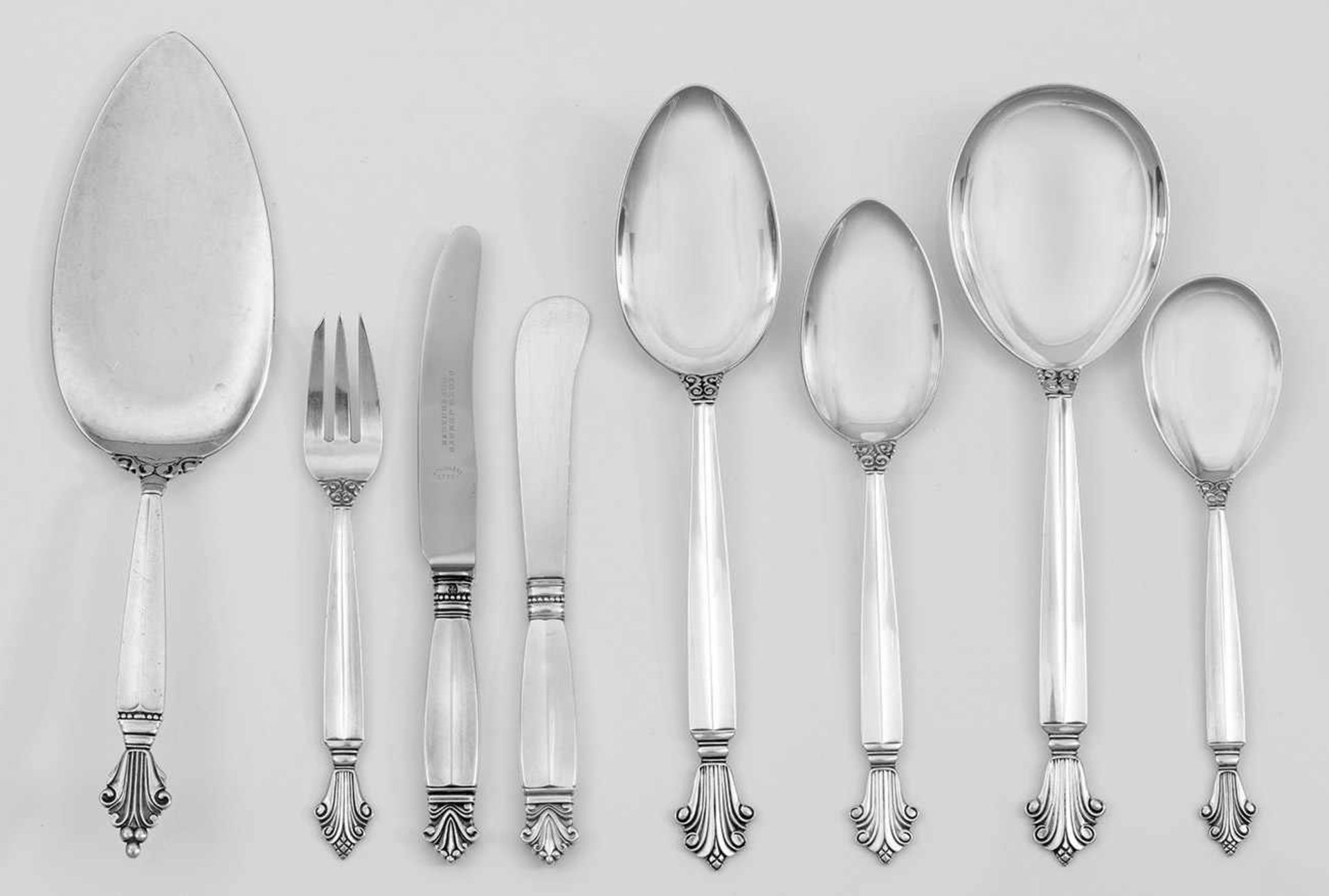 Georg Jensen-Restbesteck "Königin"Silber. 15-tlg.; Tafel-, 2 Vorlegelöffel, Butter-, Obstmesser,