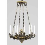 Empire-Deckenlampe8-flg.; Bronze, patiniert sowie teilw. vergoldet. Gedrückter, balusterförmiger