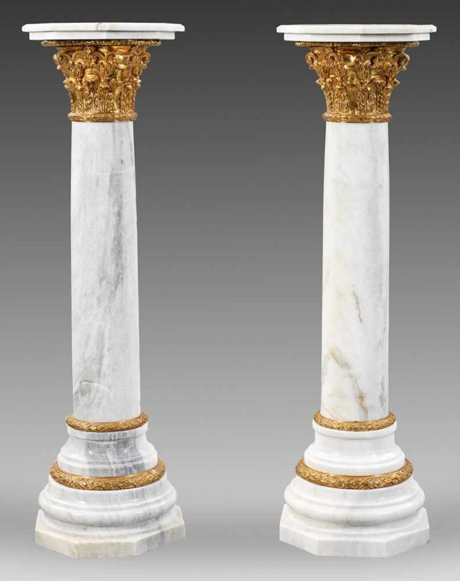Paar große Napoleon III-ZiersäulenWeißer, hellgrau gemaserter Marmor und vergoldete Bronze.
