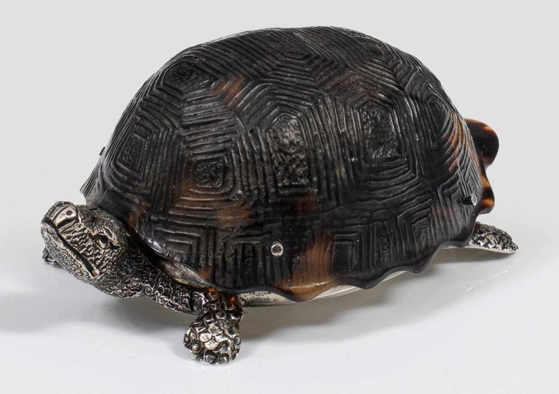 Schildkröten-ZierdoseSilber und Schildpatt. Naturalistisch gearbeitet in Gestalt einer Schildkröte