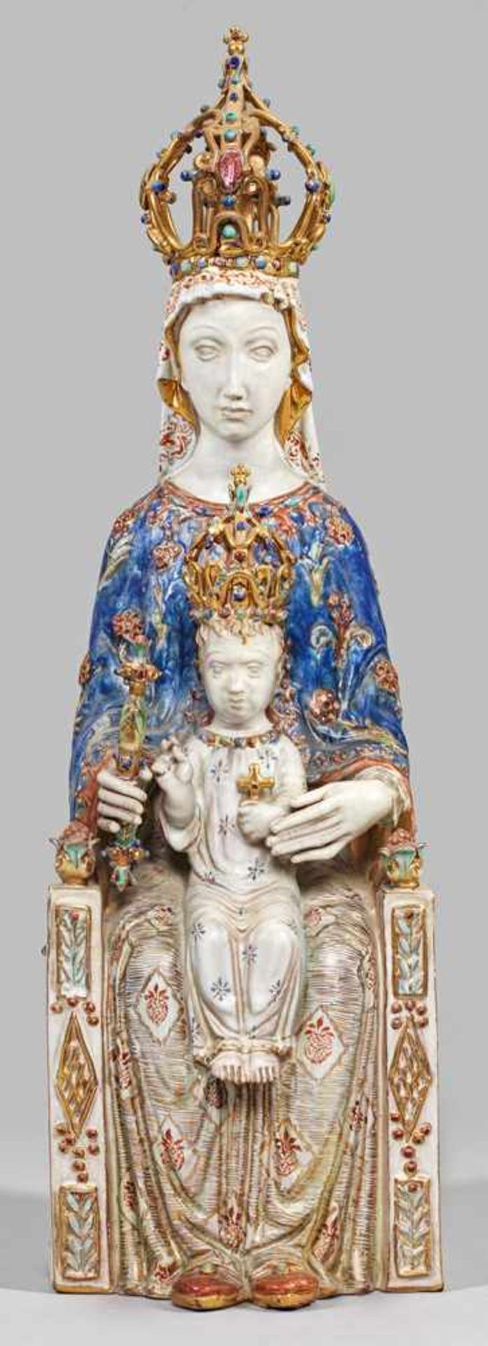 Thronende Madonna von Eugenio PattarinoKeramik, in Majolikatechnik weiß bzw. farbig glasiert,