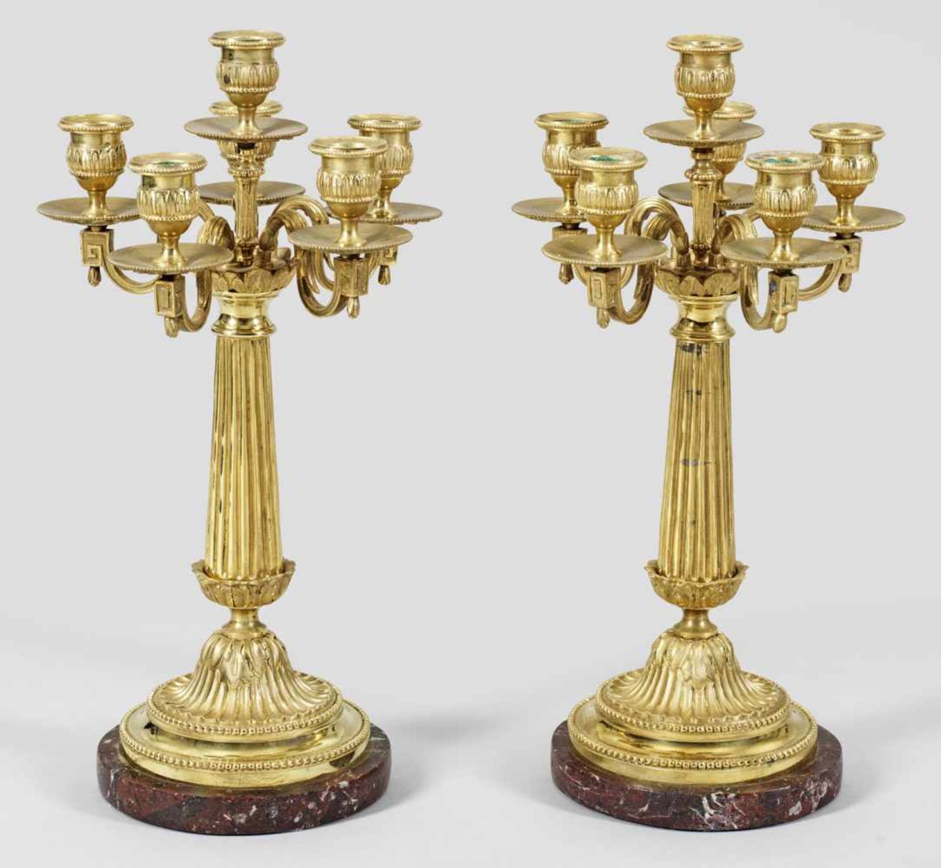 Paar feine Louis XVI-Girandolen6-flg.; Bronze, vergoldet sowie bordeauxroter, dunkelgrau