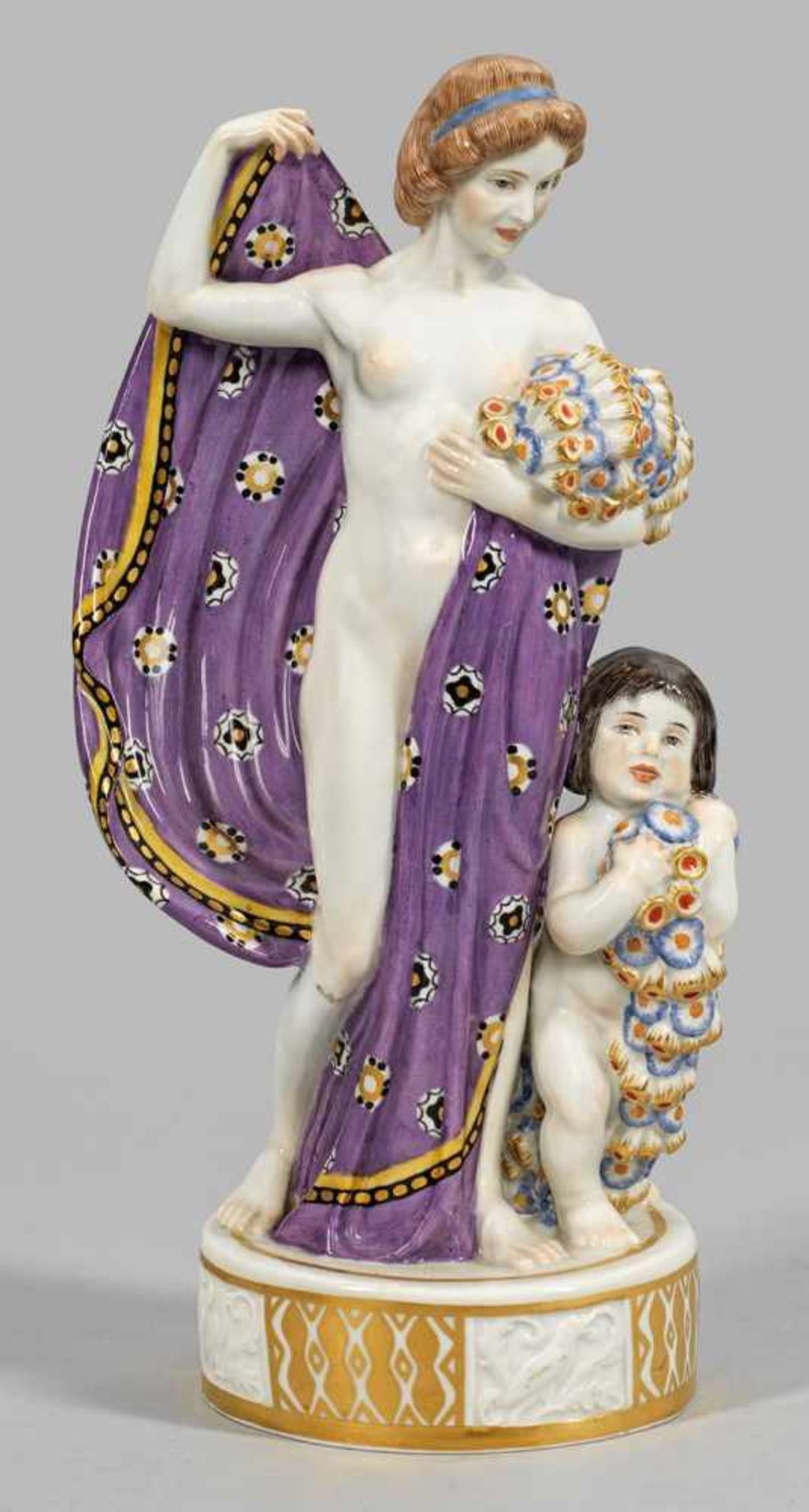 Allegorische Figur "Der Frühling"Auf runder, ornamentierter Plinthe stehender weiblicher Halbakt