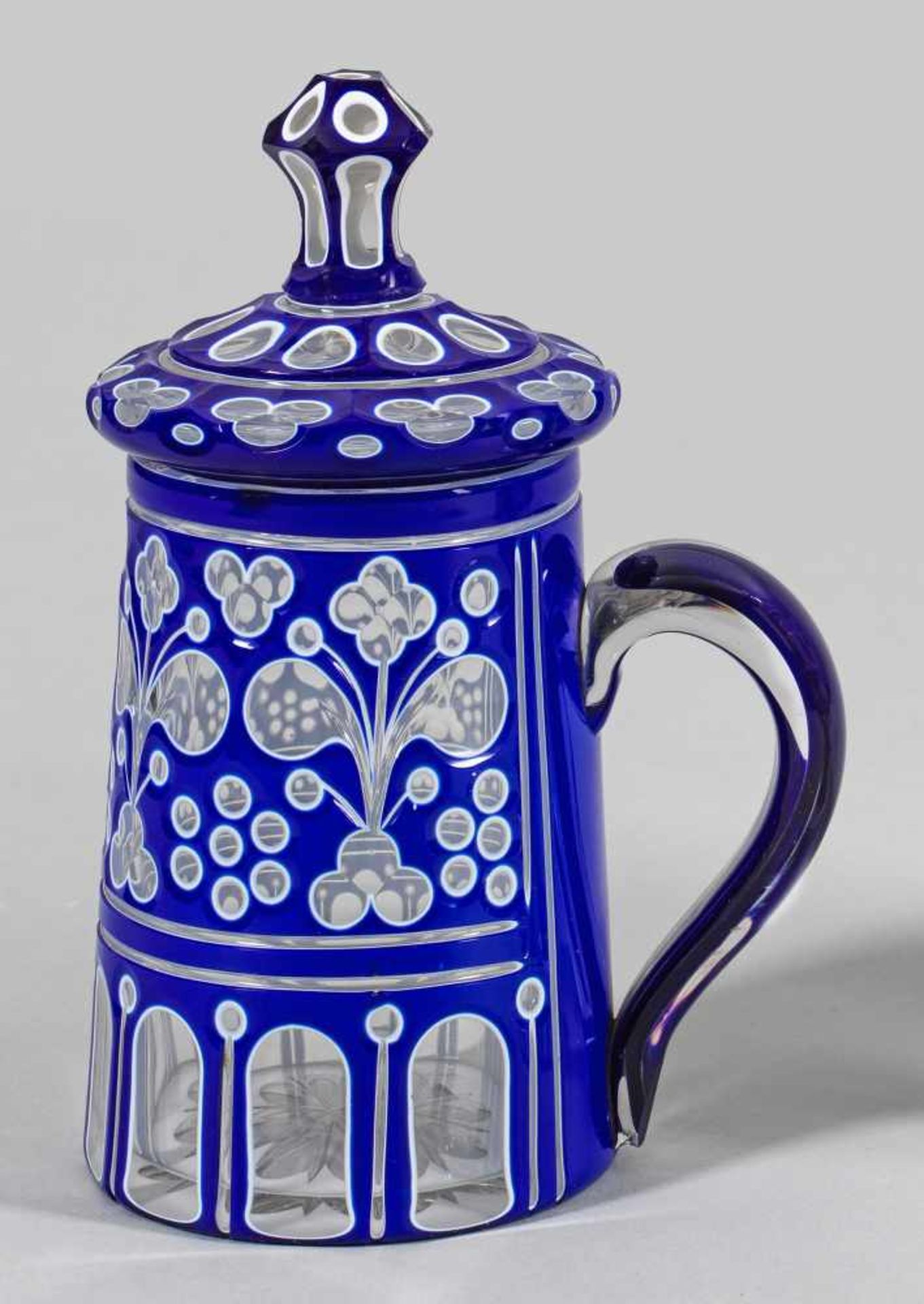 Spätbiedermeier-DeckelhumpenFarbloses Glas, weiß und blau überfangen. Leicht konische Form, der