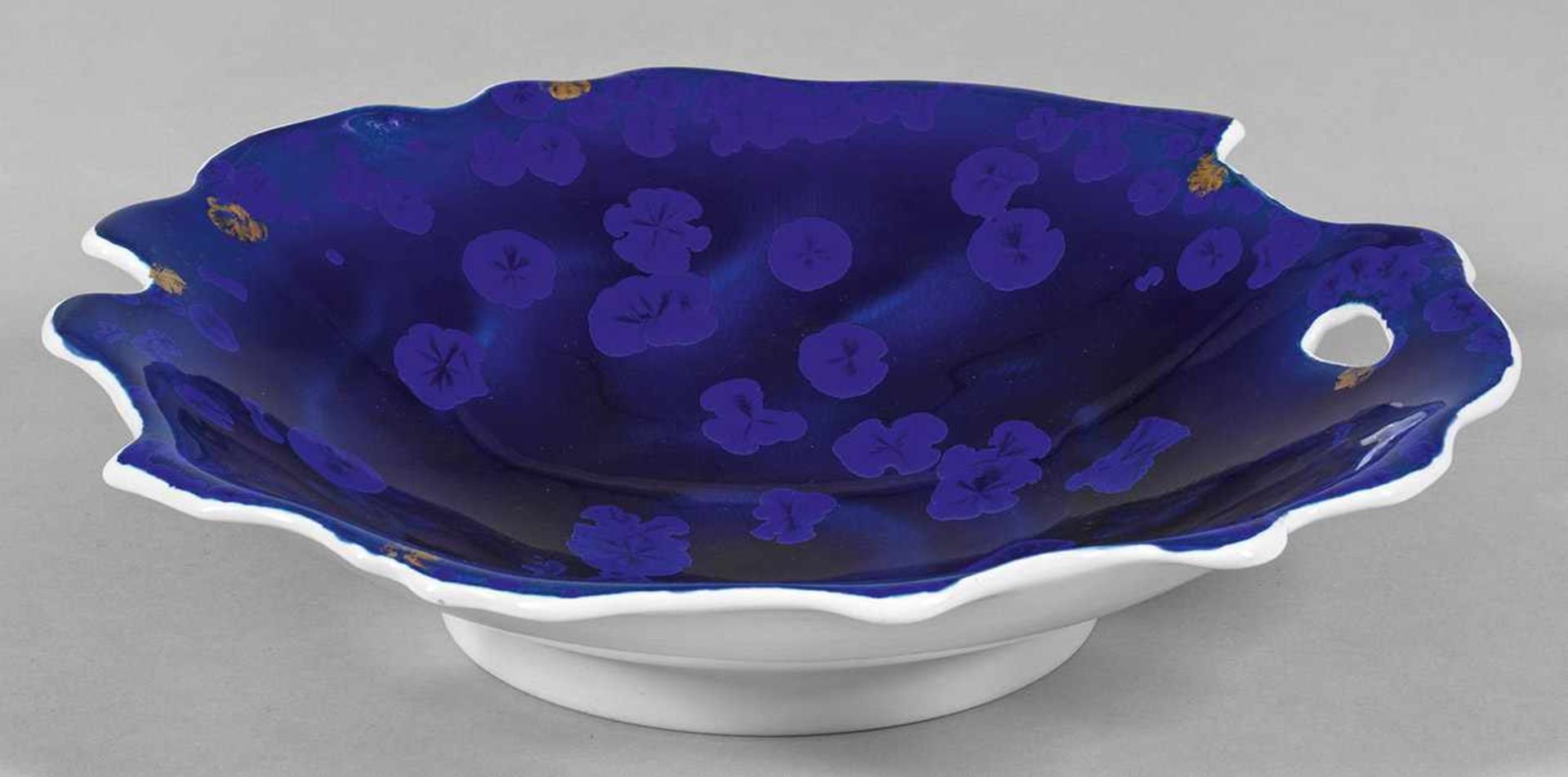 Große Unikat-Schale "Auflösung" mit Kristallglasuraus einer Atelierserie. Tief gemuldete Form mit