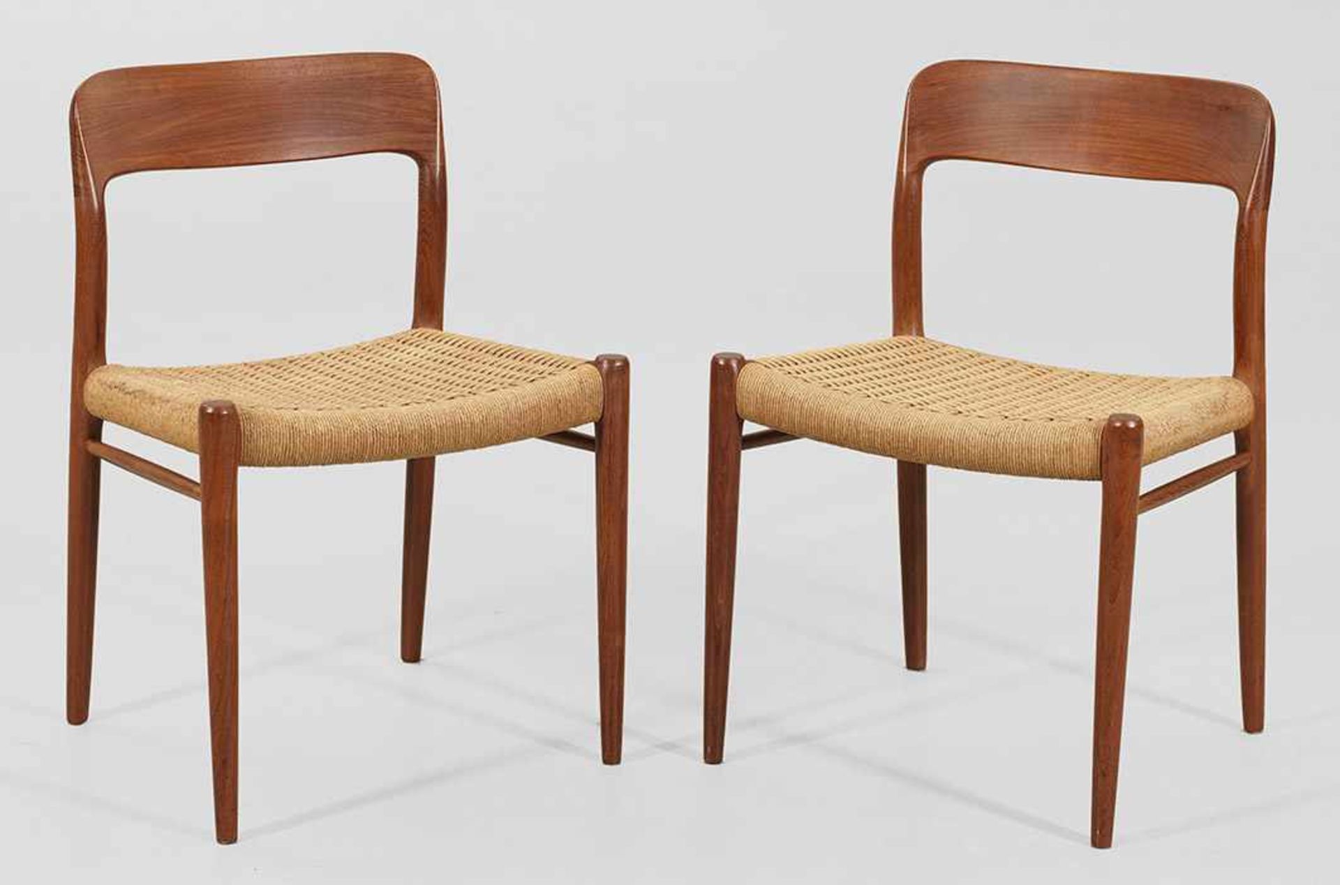 Paar Mid Century-Stühle von Niels O. MøllerModell 75. Teakholz, massiv. Flachgewölbte Sitzfläche auf