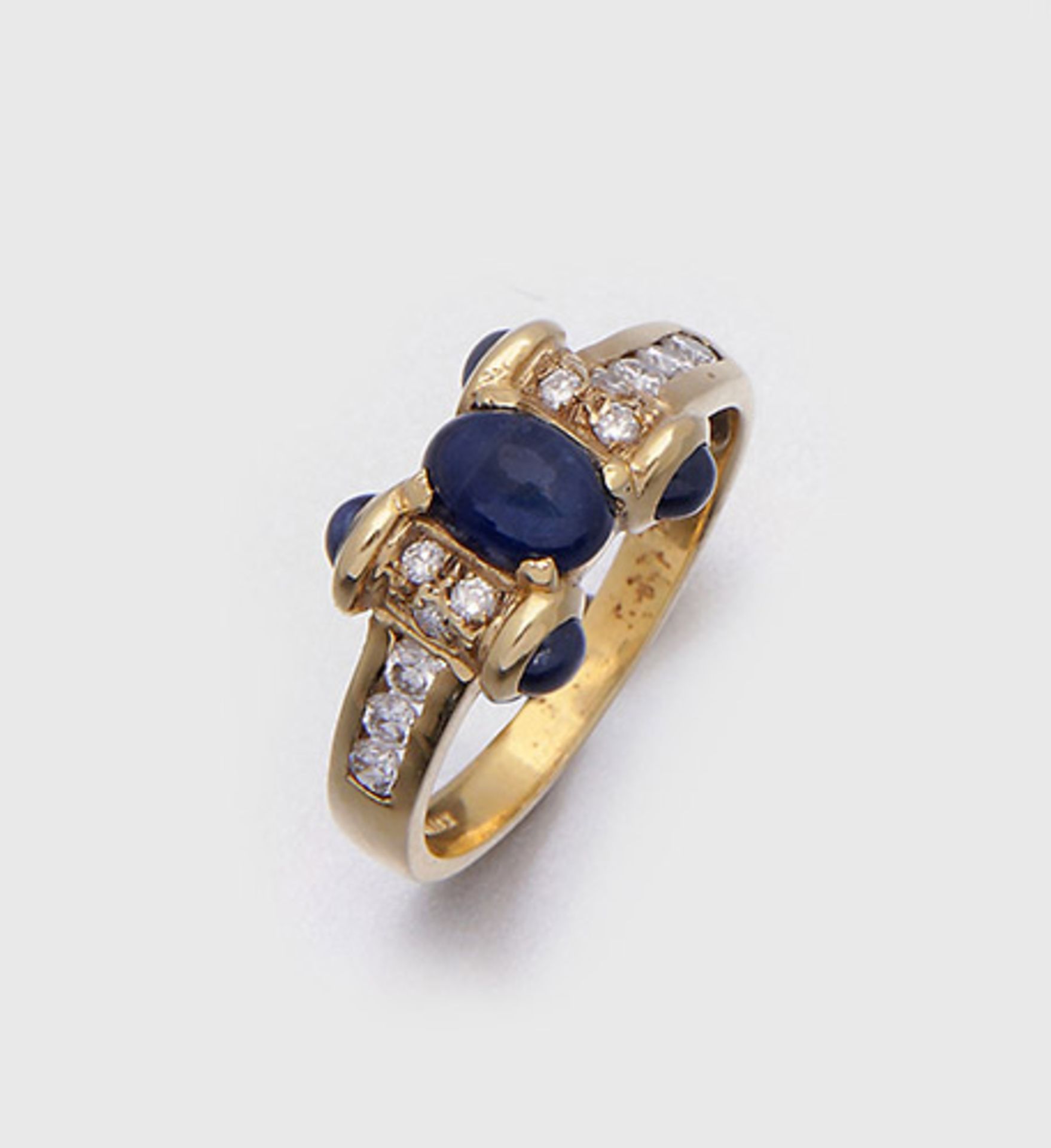 Saphir-Brillantring im Cartier-StilGelbgold, gest. 14 ct.; Zentral besetzt mit einem tintenblauen