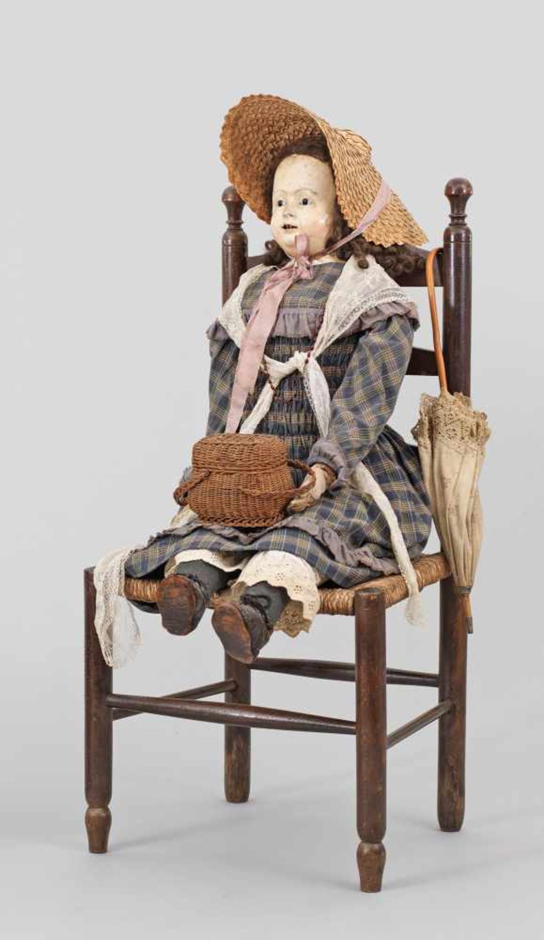 Große museale Papiermaché-Puppe "Pauline" von Andreas Voitsog. Pauline-Typ. Schräggestellter