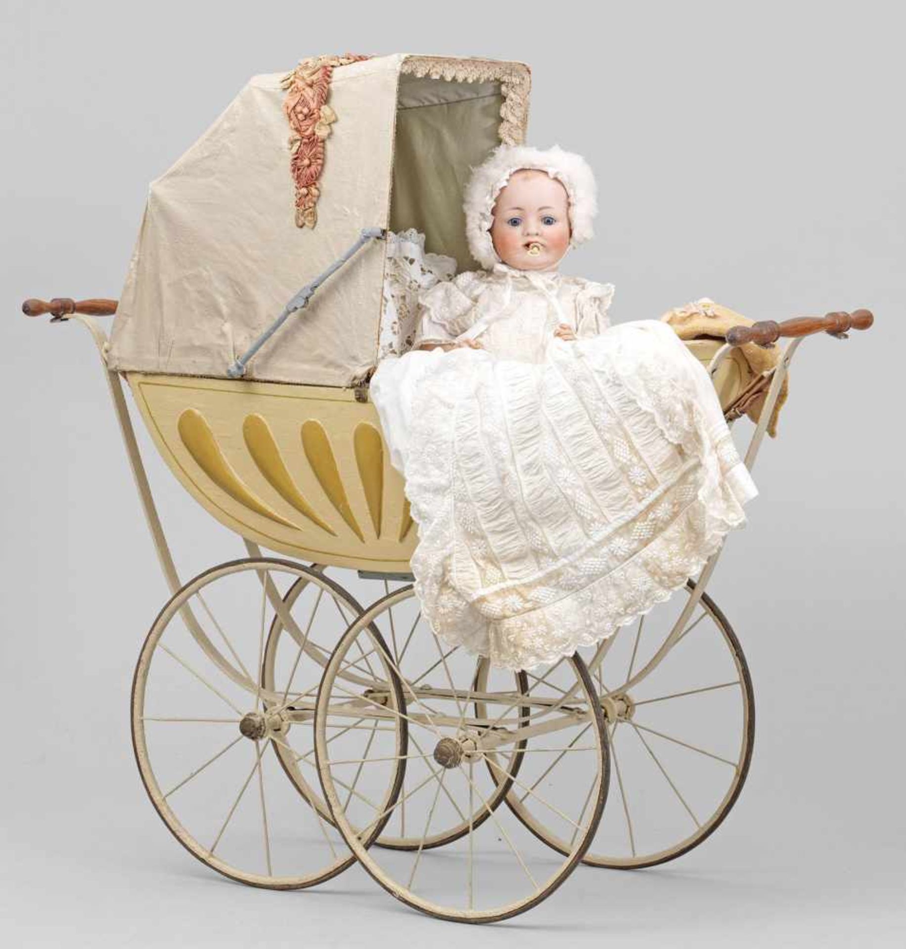 Große Baby-Puppe von Franz Schmidt & Co. mit PuppenwagenBiskuitporzellan-Vollkopf mit geöffnetem