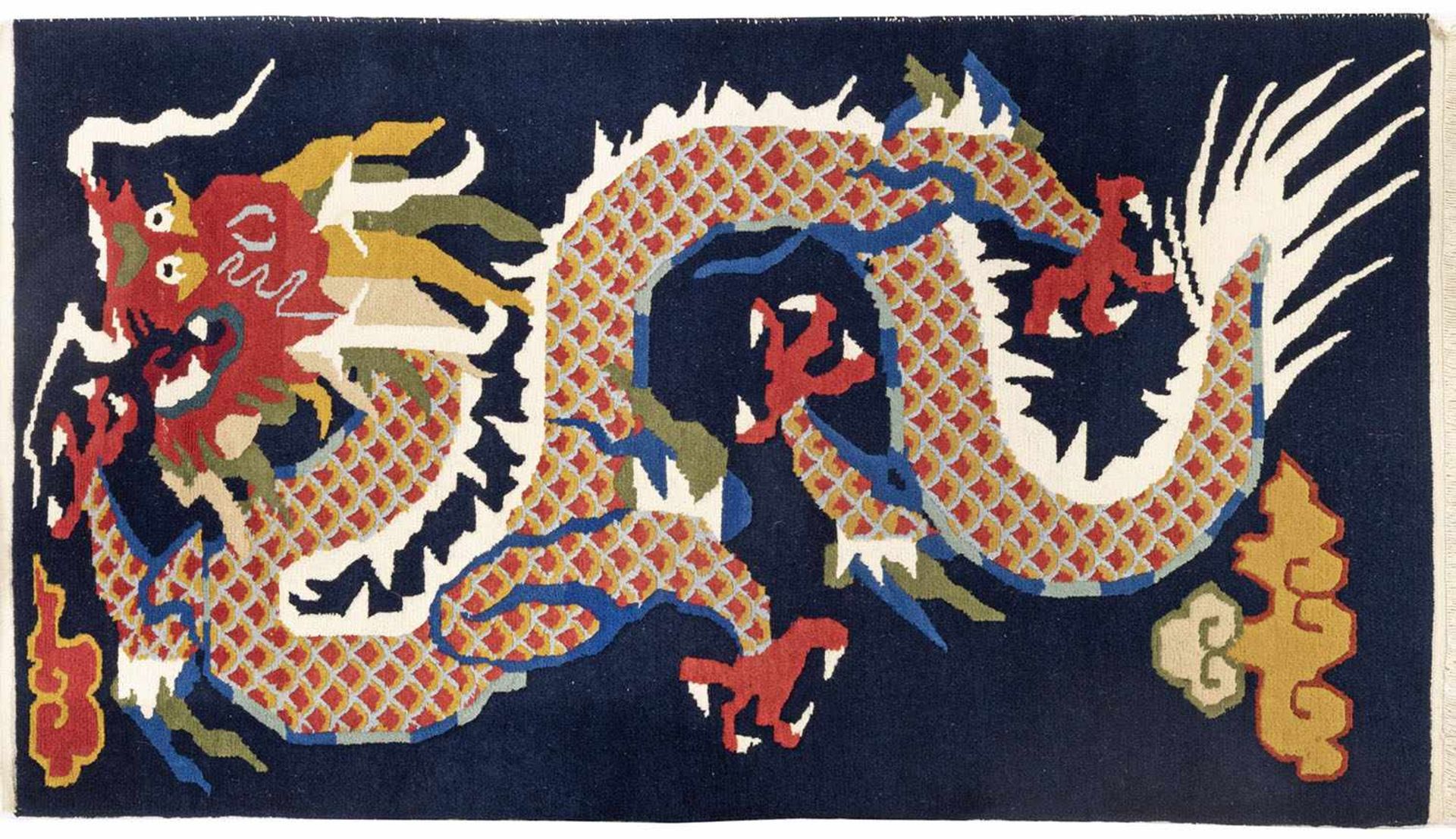 Tibetischer Drachen-TeppichTibet. Wolle auf Baumwolle. Auf dunkelblauem Fond flächendeckende,