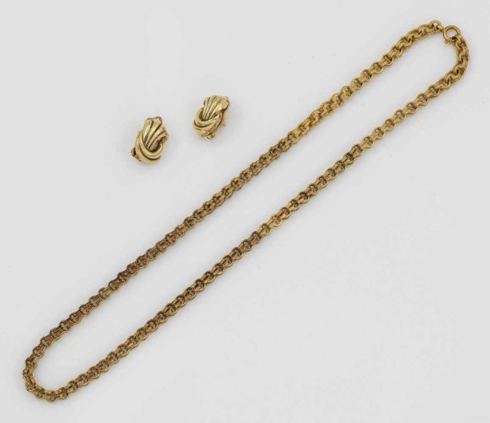 Demi ParureGelbgold, 14 ct. Reliefierte Erbsenkette und ein Paar Ohrclips. Ges.-Gew. ca. 23,42 g.