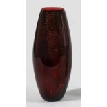 Große Murano-VaseZigarrenform. Farbloses Glas, roter Unterfang mit Einschmelzungen aus fein