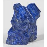 Großer Lapislazuli-GesteinsblockGeschliffen und poliert. Gew. ca. 40 kg. H. 57 cm. 46 cm x 14 cm.A