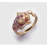 PantherringGelbgold, gest. 585. Ausgefasst mit diversen Rubincabochons. Gew. ca. 2,97 g.A panther