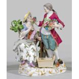 GärtnerpaarAuf reliefiertem Rocaillesockel stehender Kavalier, der seitlich sitzenden jungen Dame