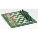 SchachspielMalachit und cremefarbener Marmor. Quadratisches, flaches Spielfeld mit breitem Rand.