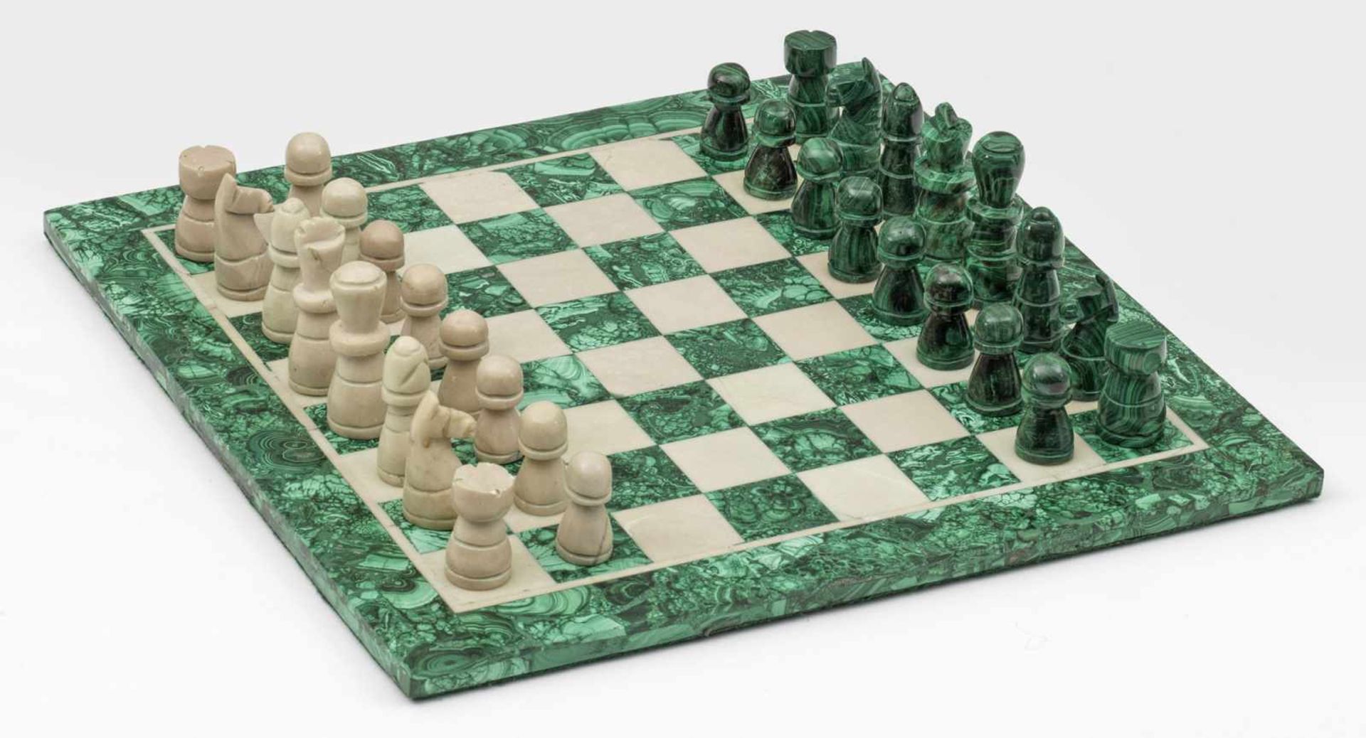 SchachspielMalachit und cremefarbener Marmor. Quadratisches, flaches Spielfeld mit breitem Rand.