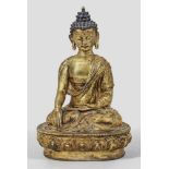 Sinotibetische Figur des Buddha ShakyamuniBronze, feuervergoldet, teilw. blau gefasst und äußerst