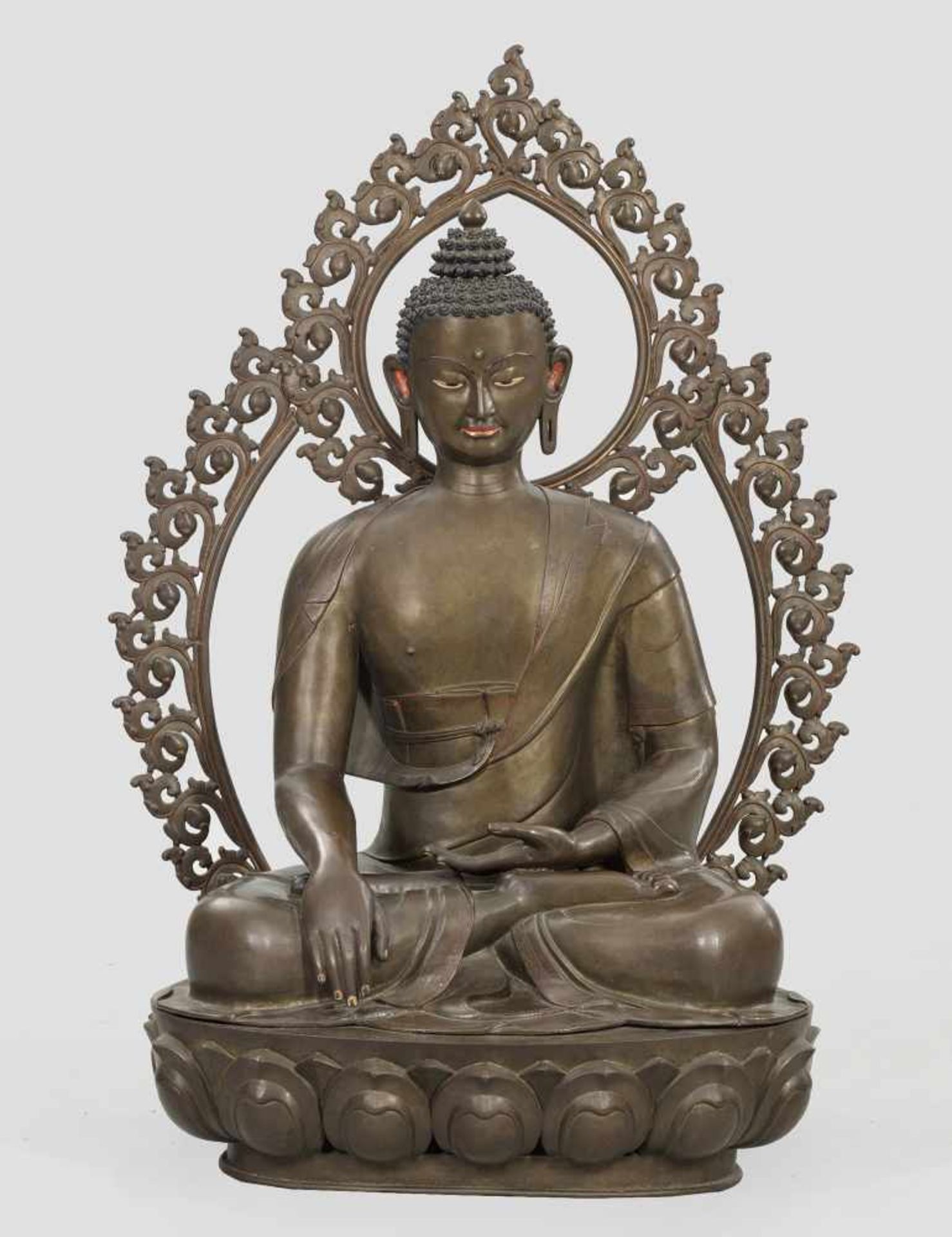 Monumentale Figur des Buddha ShakyamuniBronze, teilw. farbig gefasst. Auf einem großblättrigen